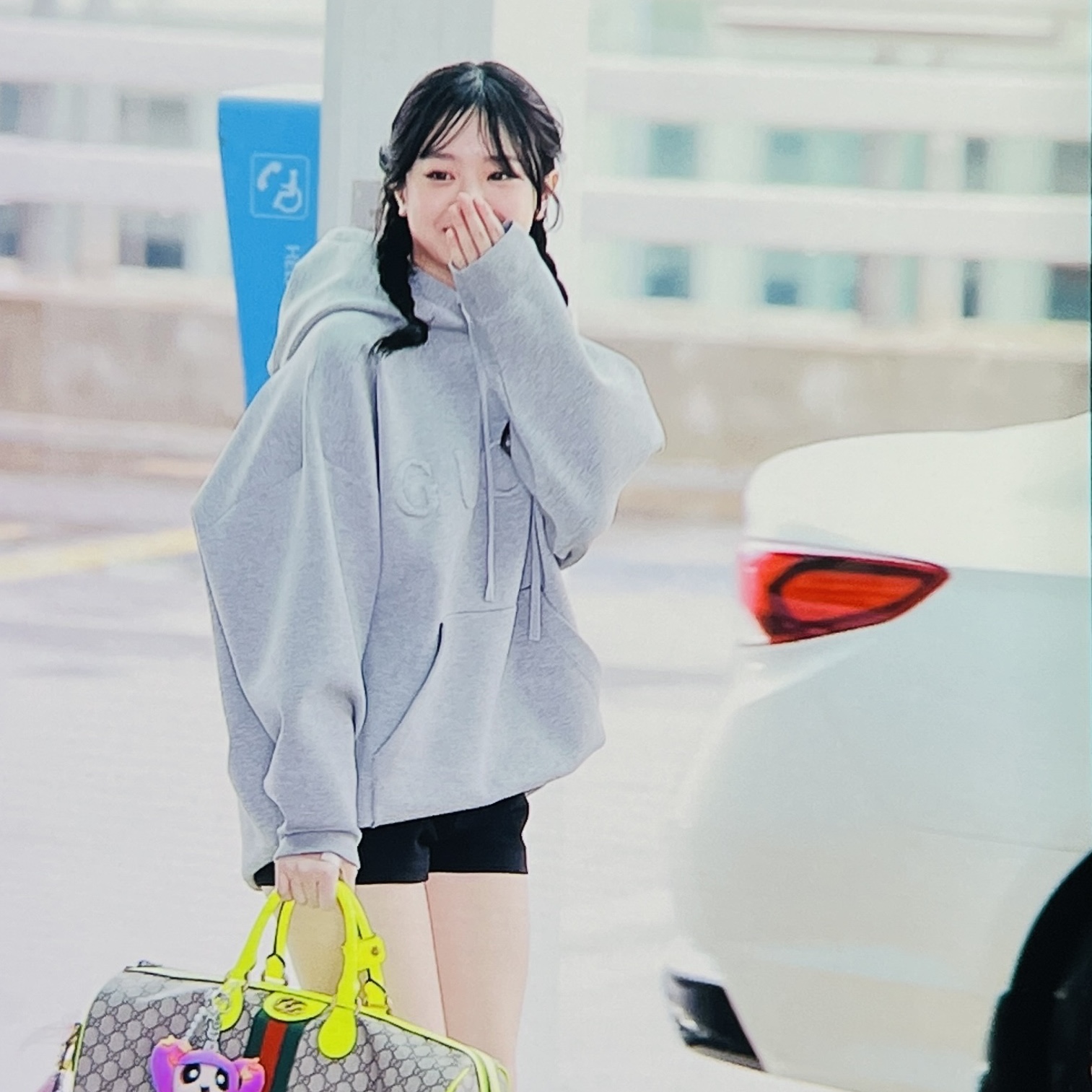 Newjeans x The Powerpuff Girls Bag Charm Hanni, Gucci Savoy Large Duffle Bag GG Supreme 착용 스타일 - 1