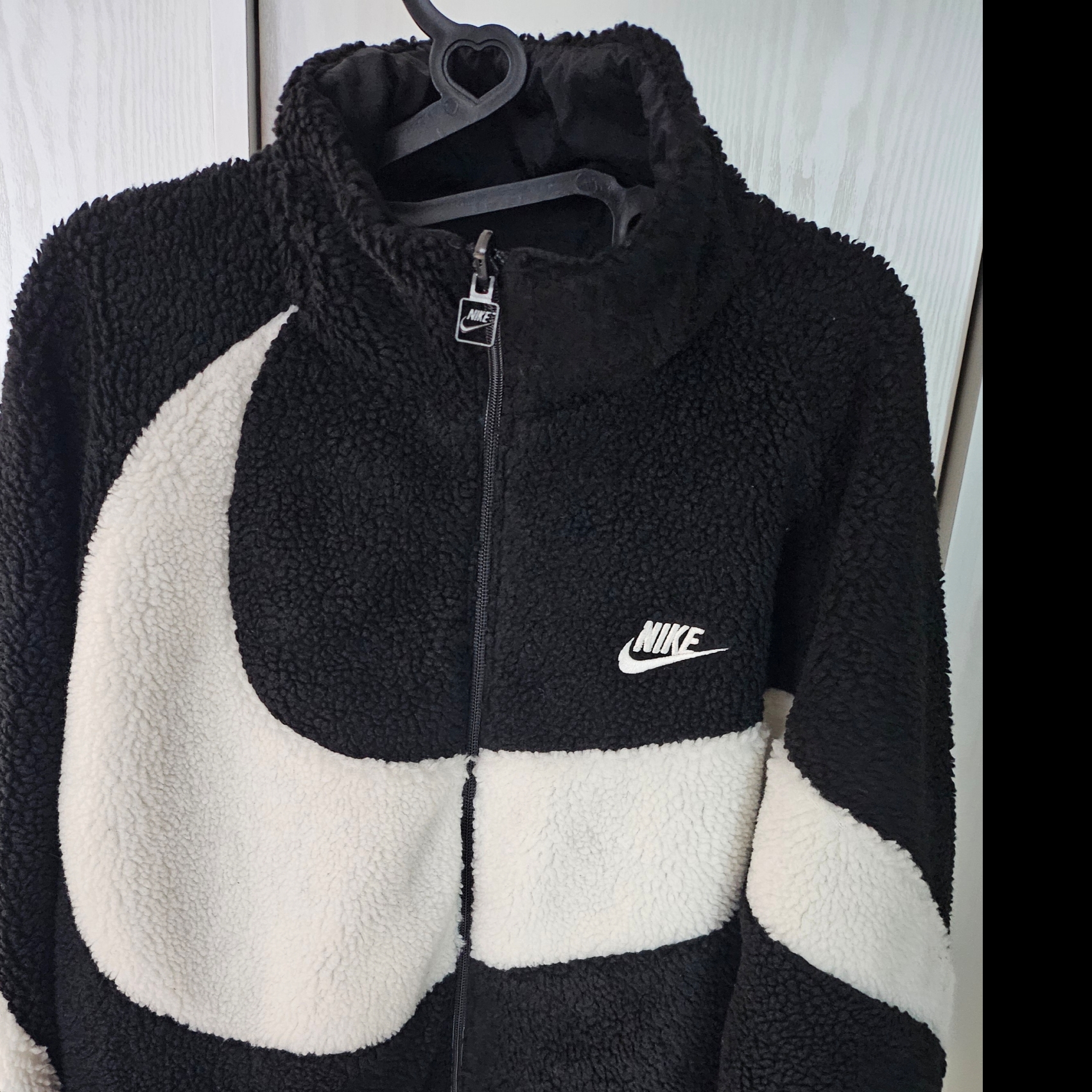 Nike Big Swoosh Full Zip Jacket Black Sail 착용 스타일