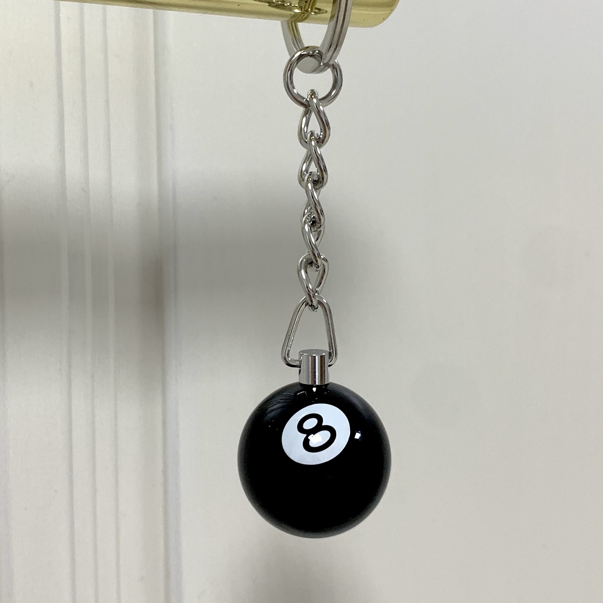 Stussy 8 Ball Keychain Black 착용 스타일 - 2
