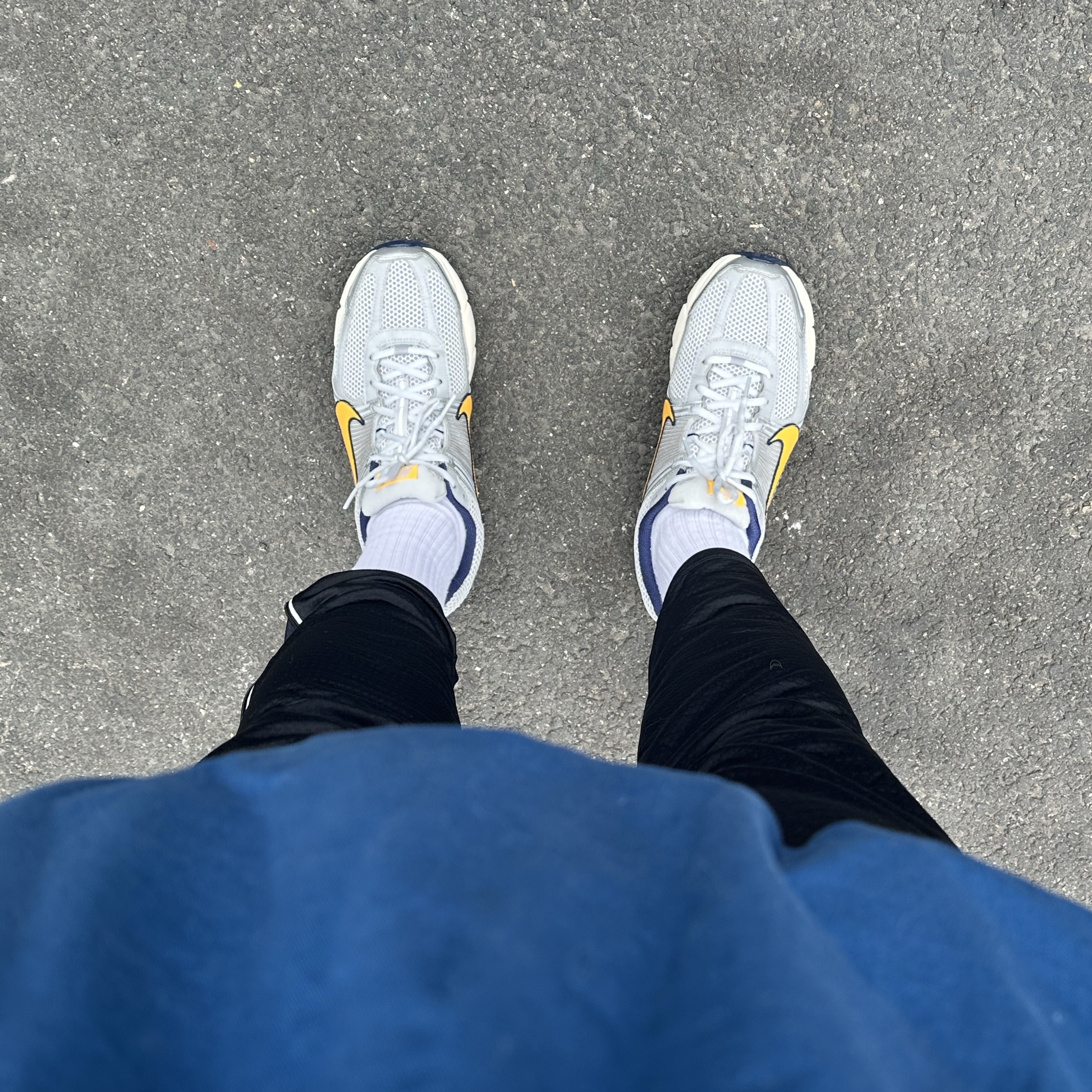 Nike Zoom Vomero 5 Pure Platinum and Laser Orange 착용 스타일