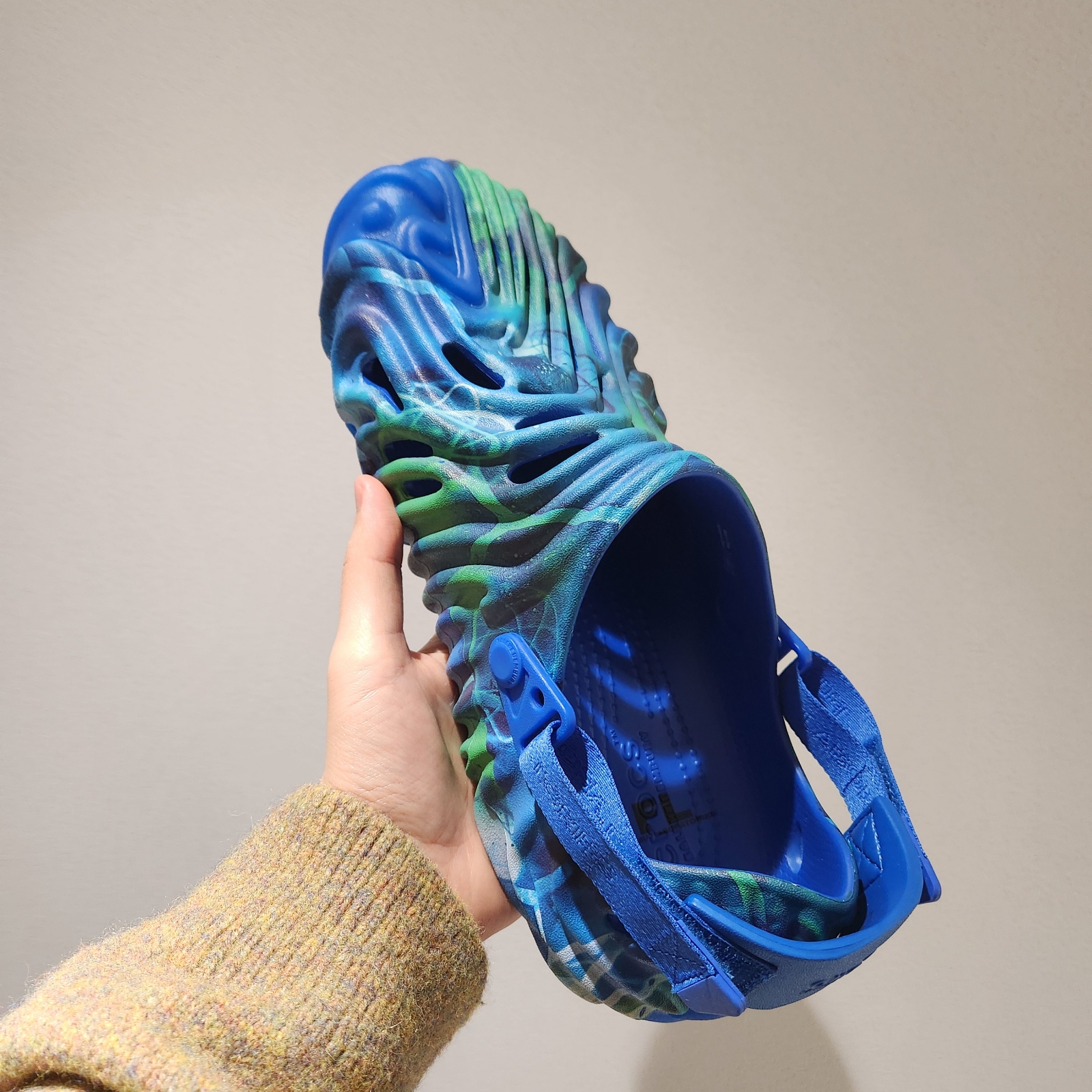 Crocs x Salehe Bembury x Futura Pollex Clog Blue 착용 스타일 - 2