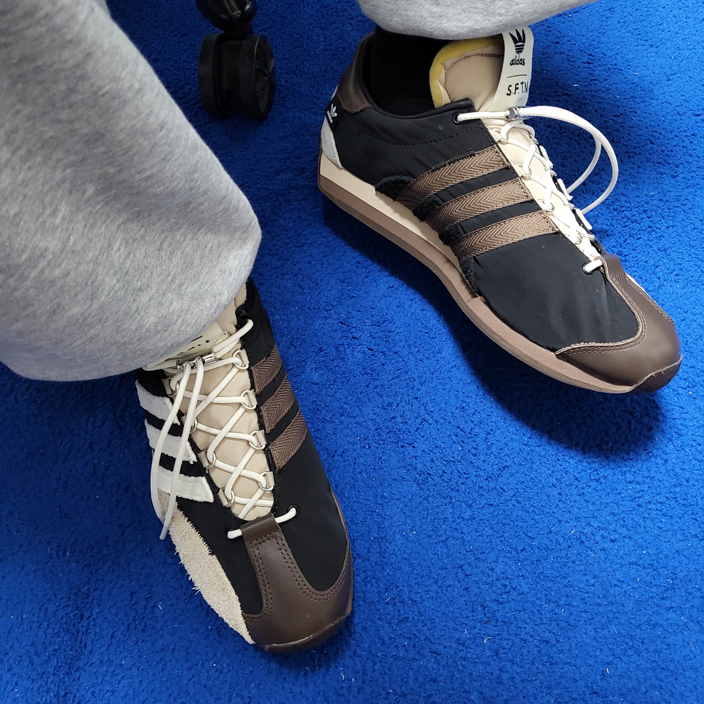 Adidas x Song for the Mute Country OG Core Black Core White 착용 스타일
