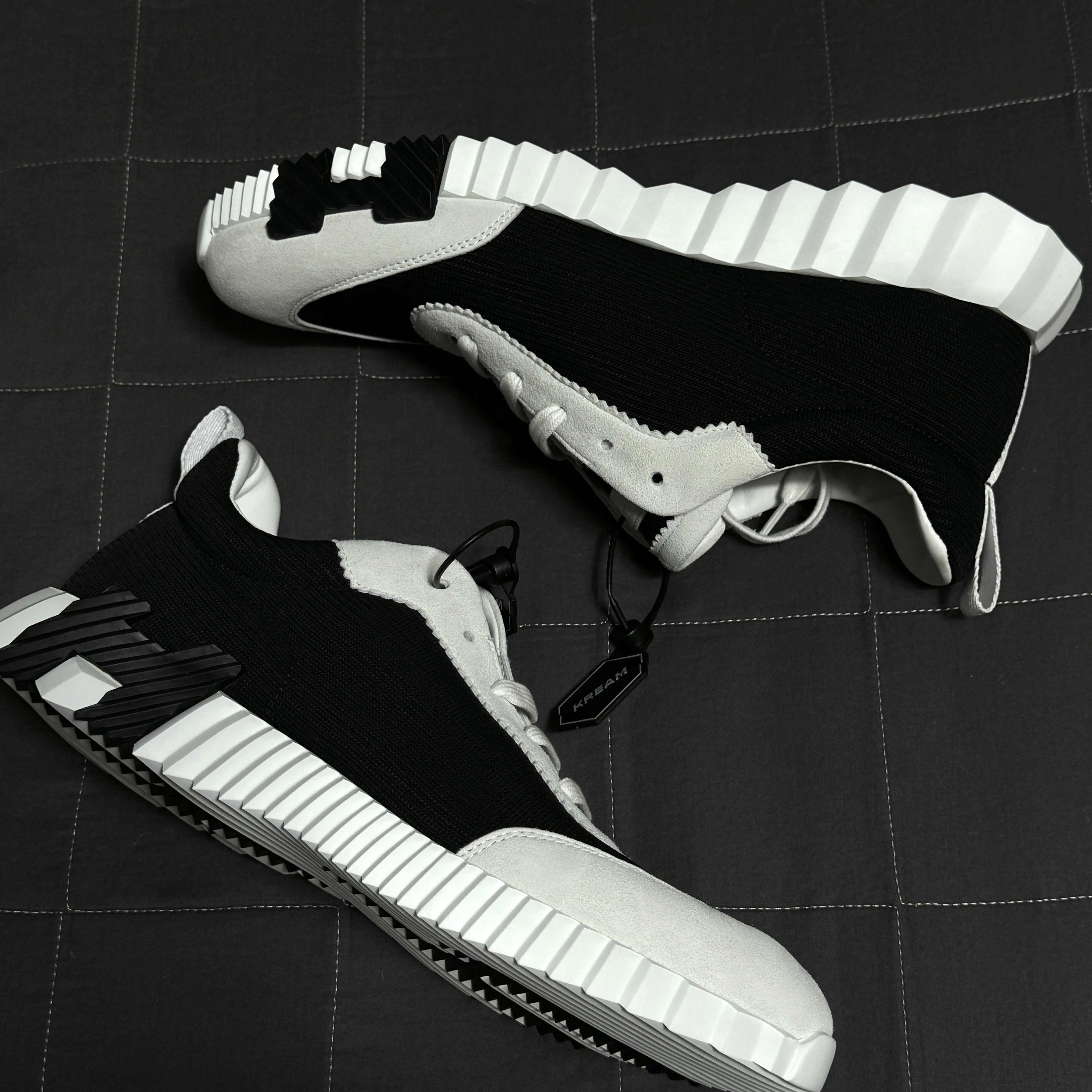 Hermes Bouncing Sneakers Mesh Suede Goatskin & Noir Blanc 착용 스타일
