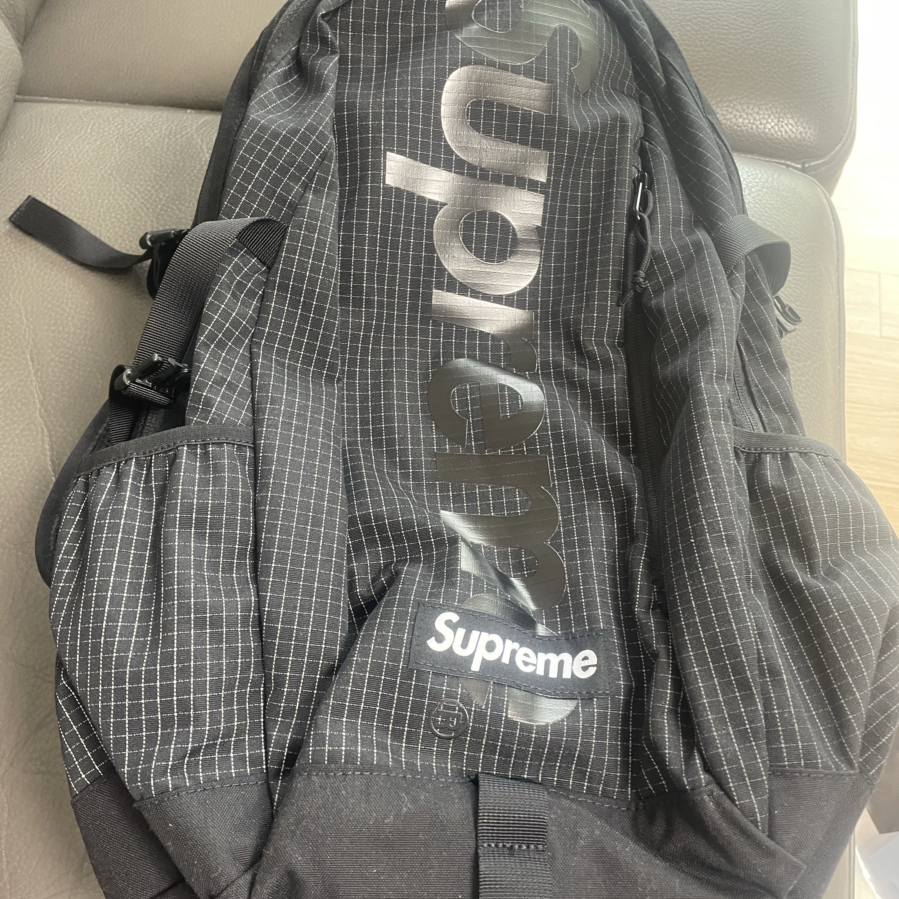 Supreme Backpack Black - 24SS 착용 스타일