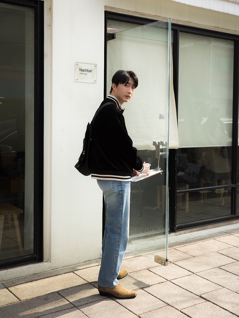 Loewe Anton Sling Bag in Soft Grained Calfskin Black 착용 스타일 - 4