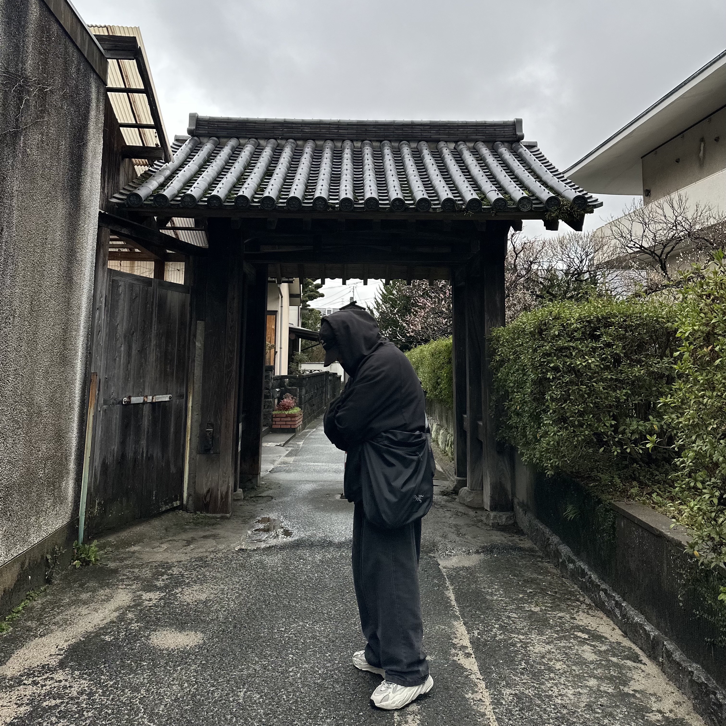 Project G/R Mind Slaughter Vintage Washeed Hoodie Black, Arc'teryx Heliad 12 Tote Black 착용 스타일 - 2
