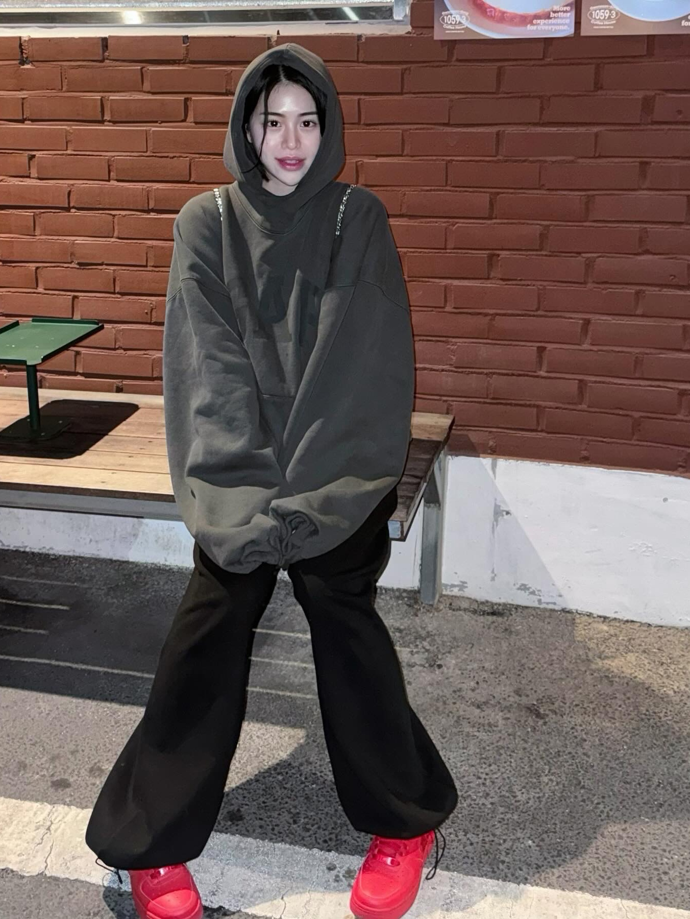 Yeezy Gap Engineered By Balenciaga Dove Hoodie Black, Nike Air Force 1 '07 LV8 Low 1 Triple Red 착용 스타일 - 2