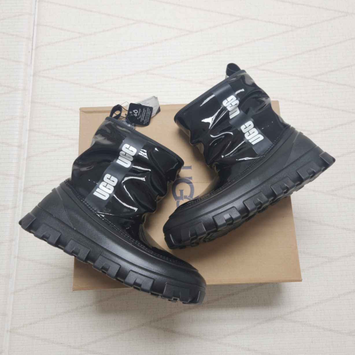 (Kids) UGG Classic Brellah Mini Boot Black 착용 스타일 - 2