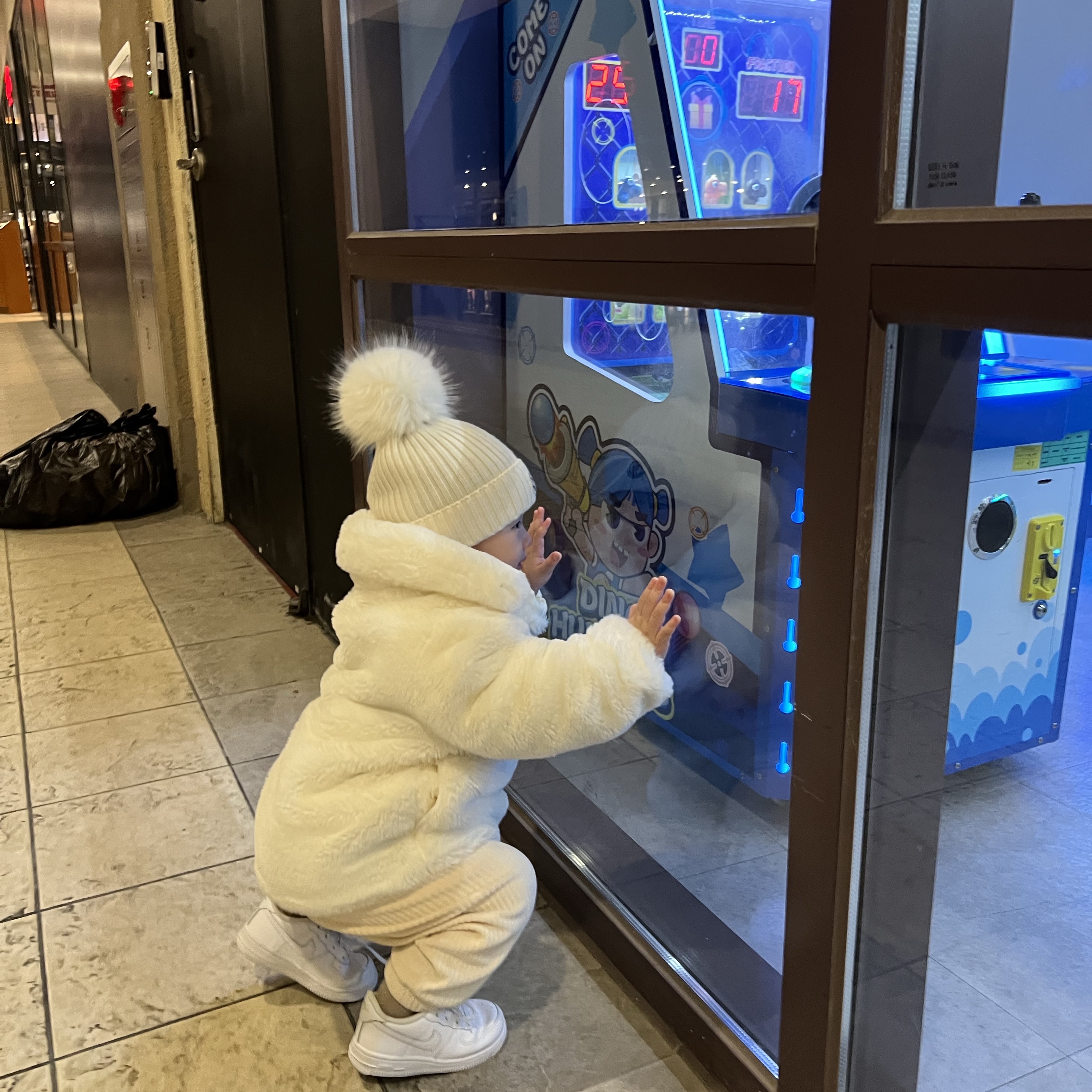 (TD) Nike Force 1 LE White, (Kids) Moncler Wool Beanie with Pom Pom White 착용 스타일