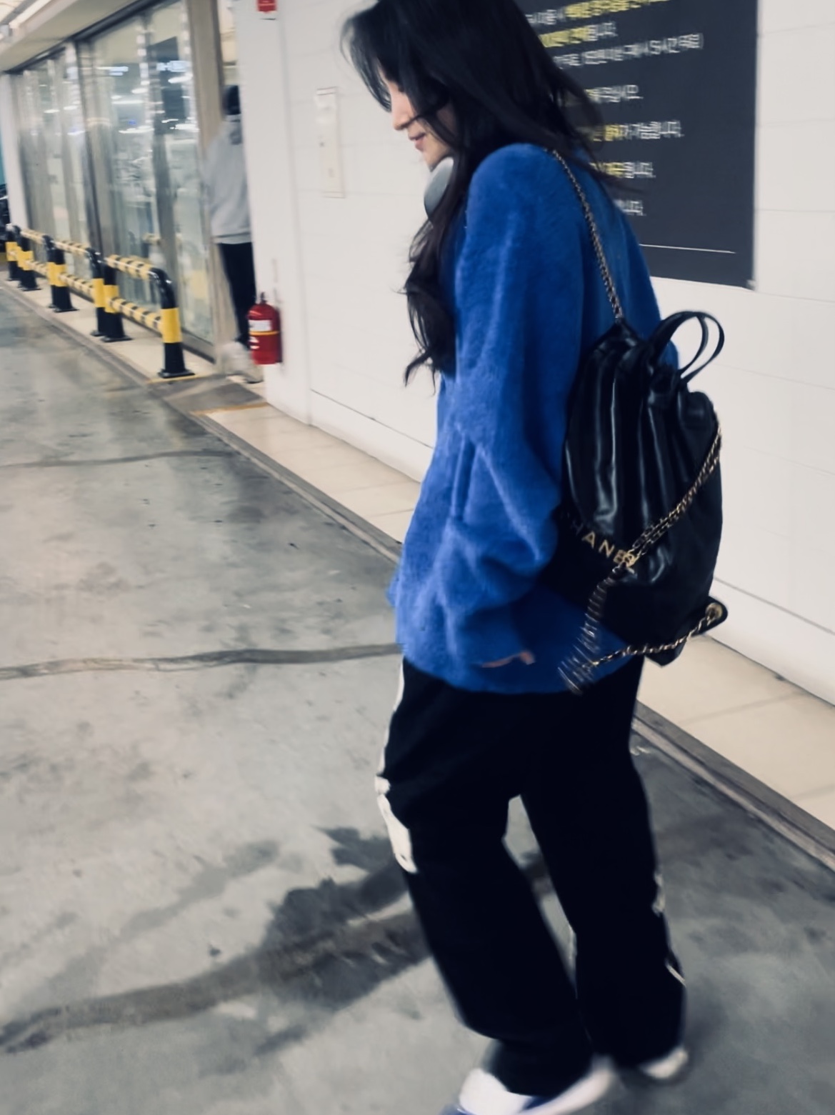 Stussy Shaggy Cardigan Royal Blue, Chanel 22 Medium Handbag Shiny Calfskin & Gold Black White 착용 스타일