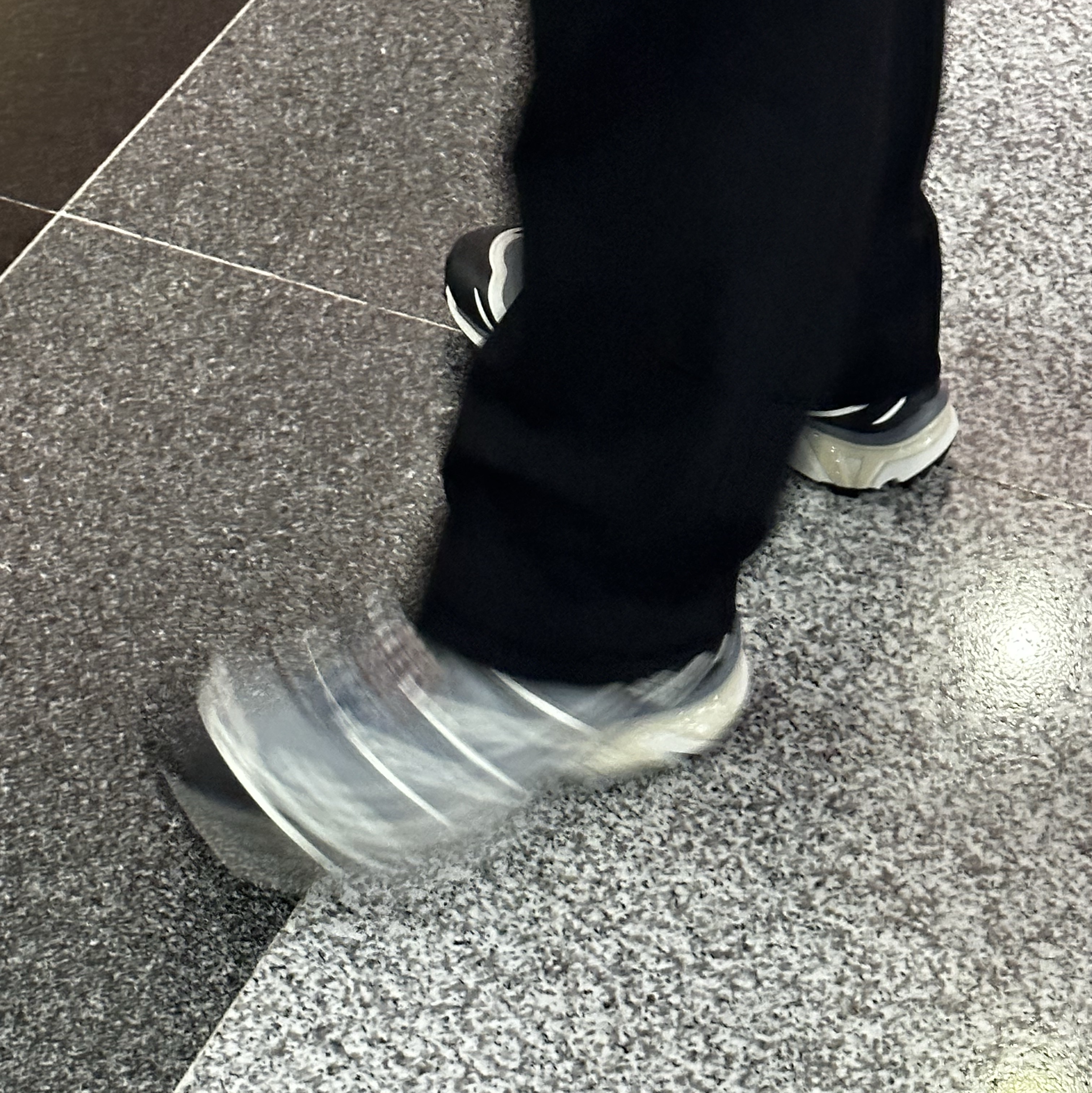 Salomon XT-6 Recut Phantom Vanilla Ice 착용 스타일
