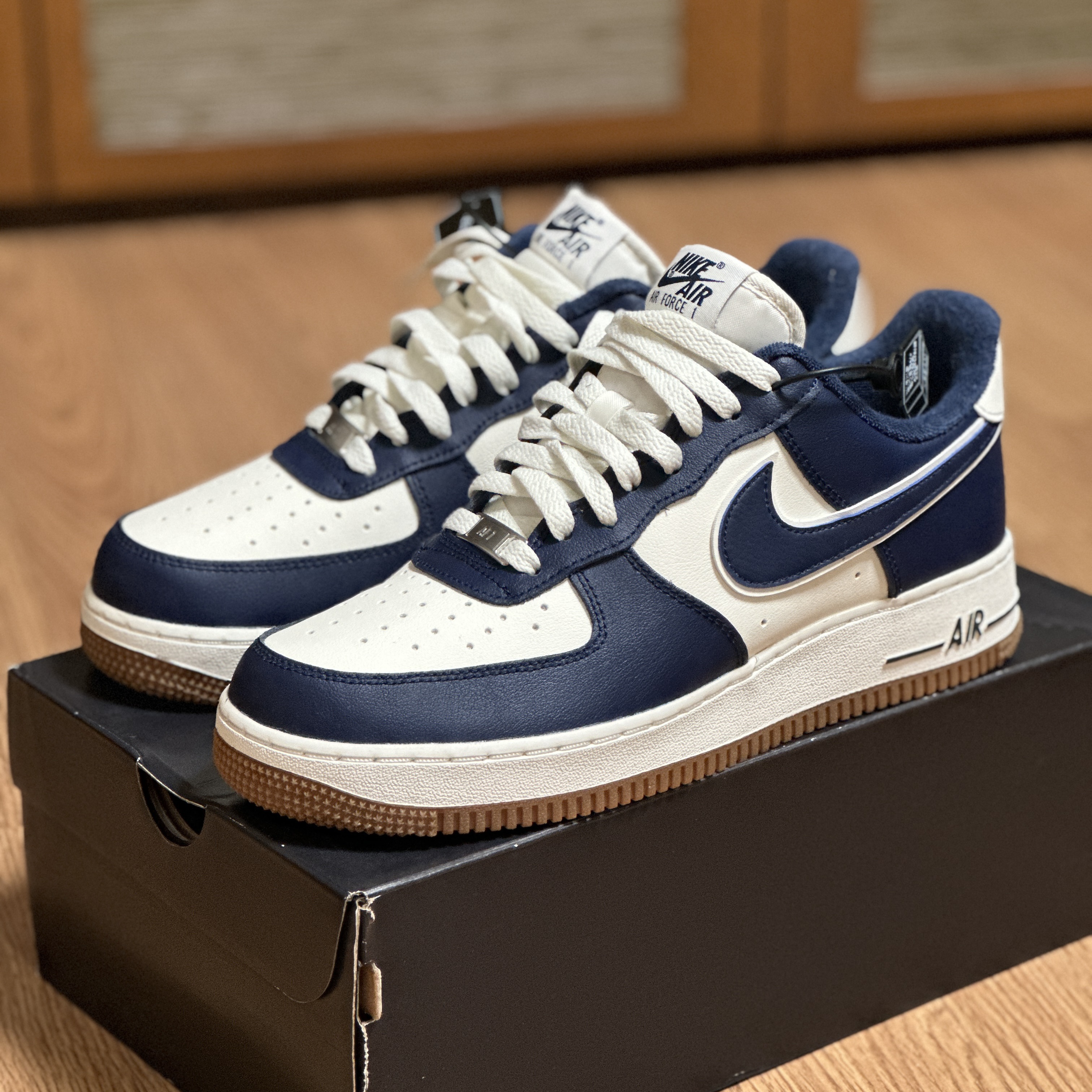 Nike Air Force 1 '07 LV8 Midnight Navy 착용 스타일 - 4