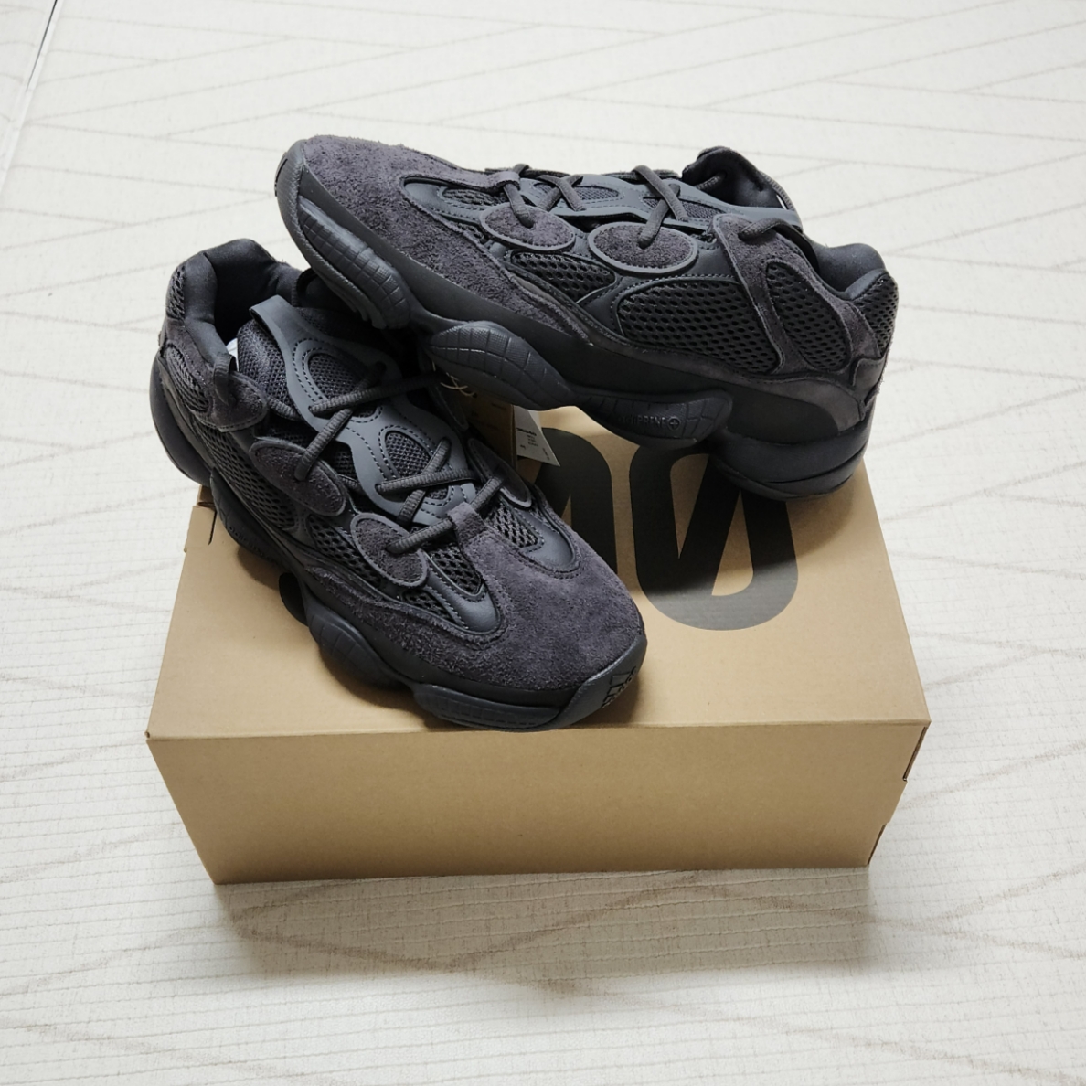 Adidas Yeezy 500 Utility Black 2022/2023 착용 스타일 - 3