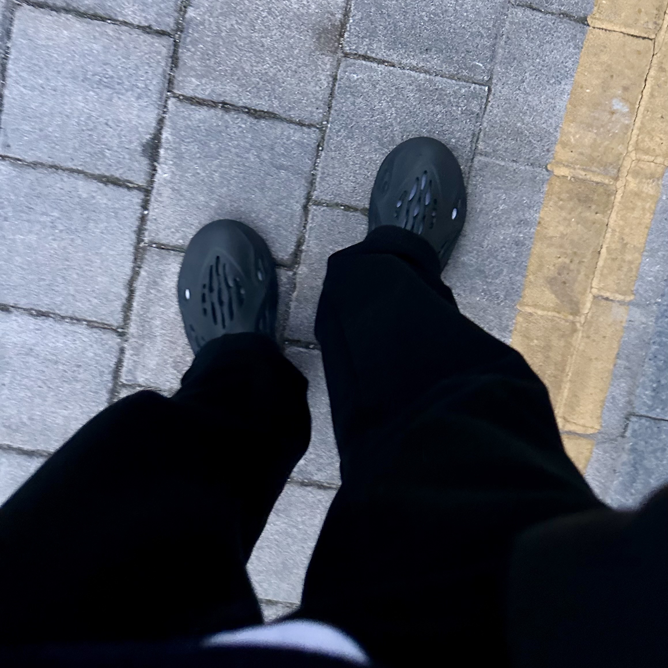 Adidas Yeezy Foam RNNR Onyx 착용 스타일
