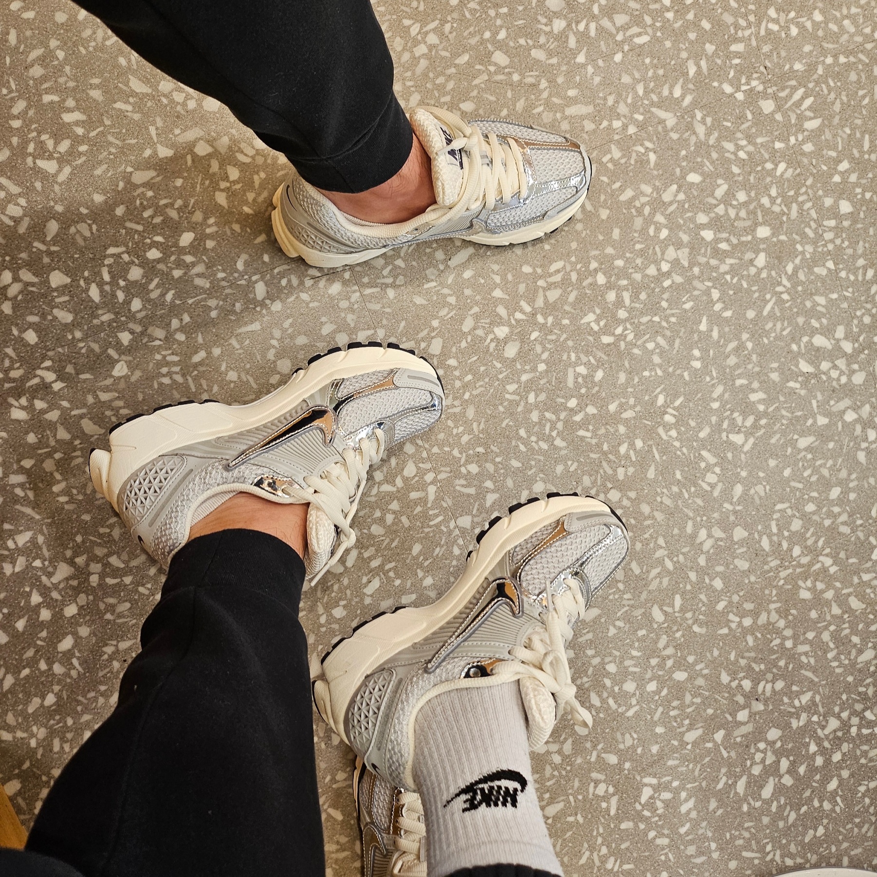 (W) Nike Zoom Vomero 5 Photon Dust and Metallic Silver 착용 스타일