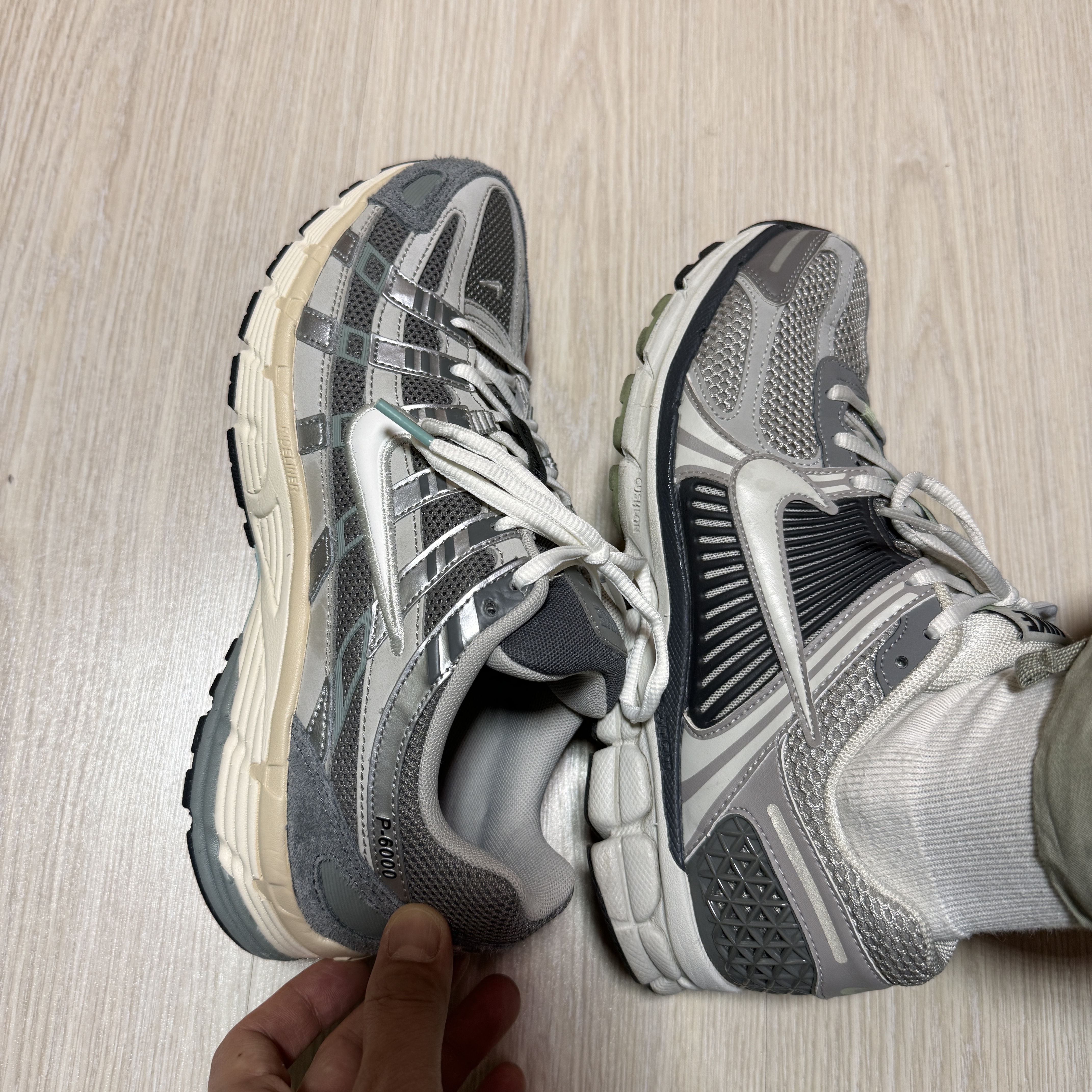Nike P-6000 Flat Pewter Light Iron Ore, (W) Nike Zoom Vomero 5 Cobblestone and Flat Pewter 착용 스타일 - 3