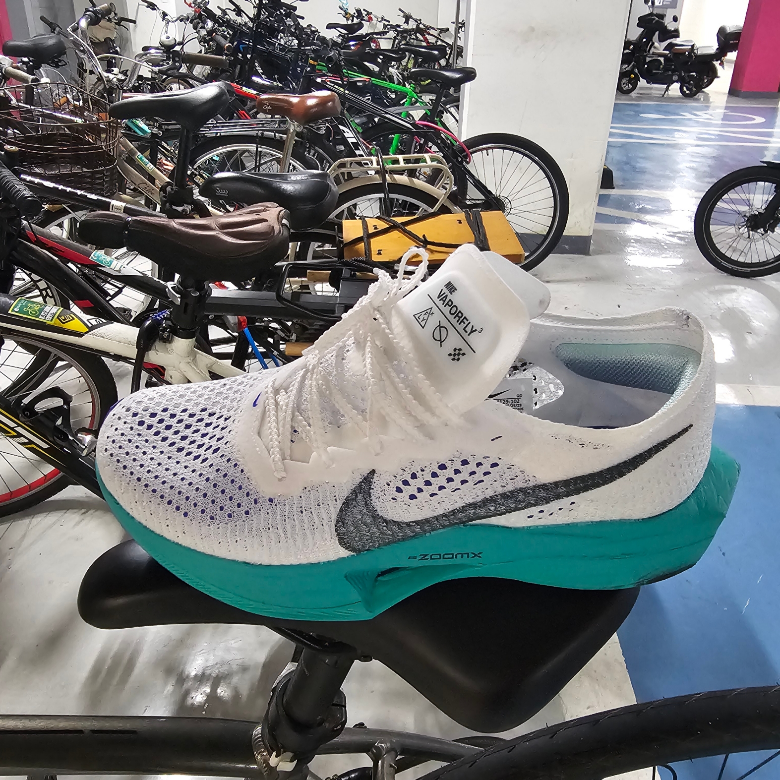 Nike ZoomX Vaporfly Next% 3 White Deep Jungle 착용 스타일 - 3