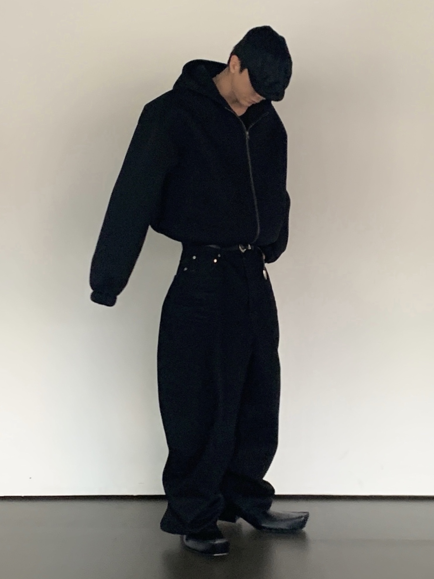 Prada Re-Nylon Hat Black, Balenciaga Romeo Mule Black 착용 스타일 - 6