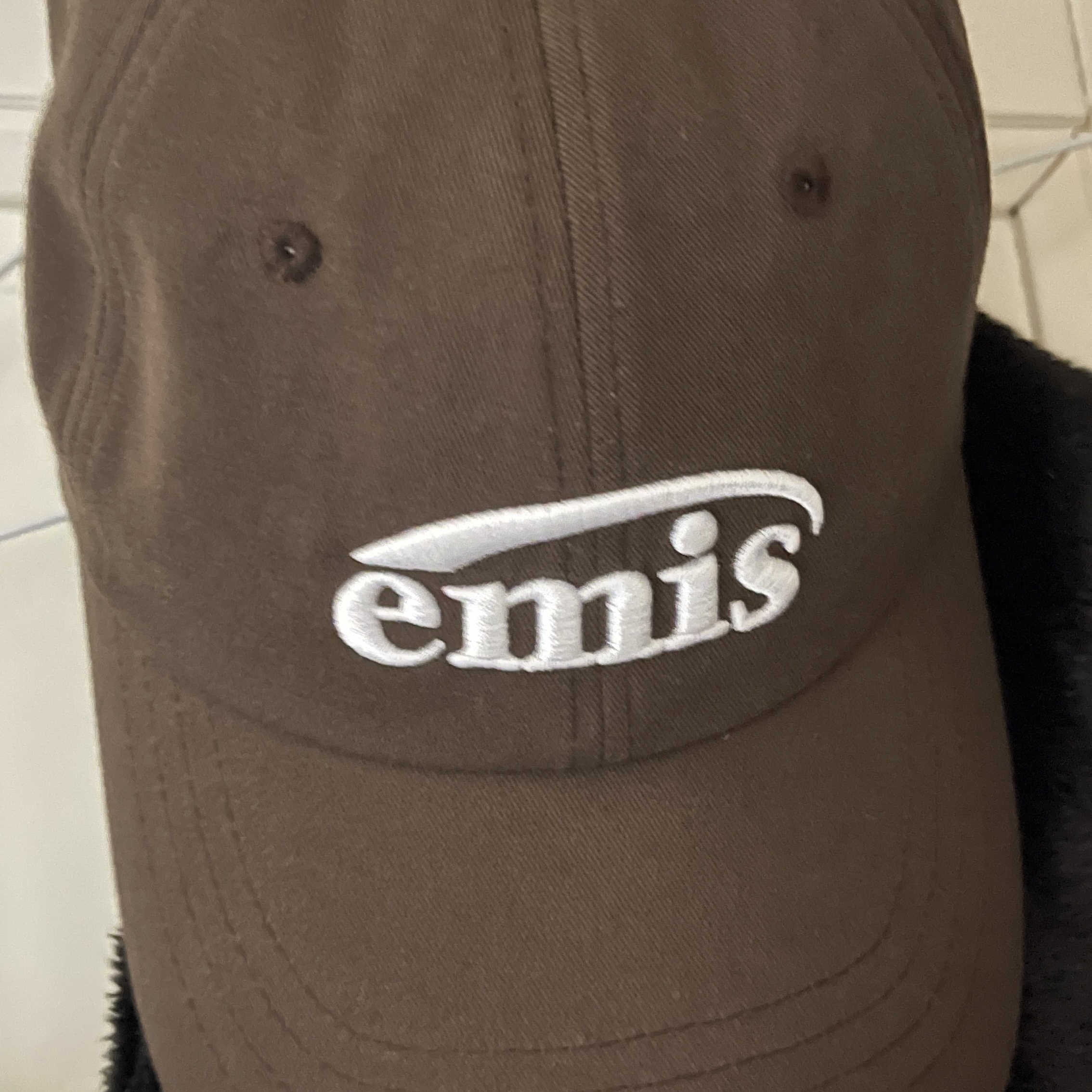 Emis New Logo Emis Cap Brown 착용 스타일
