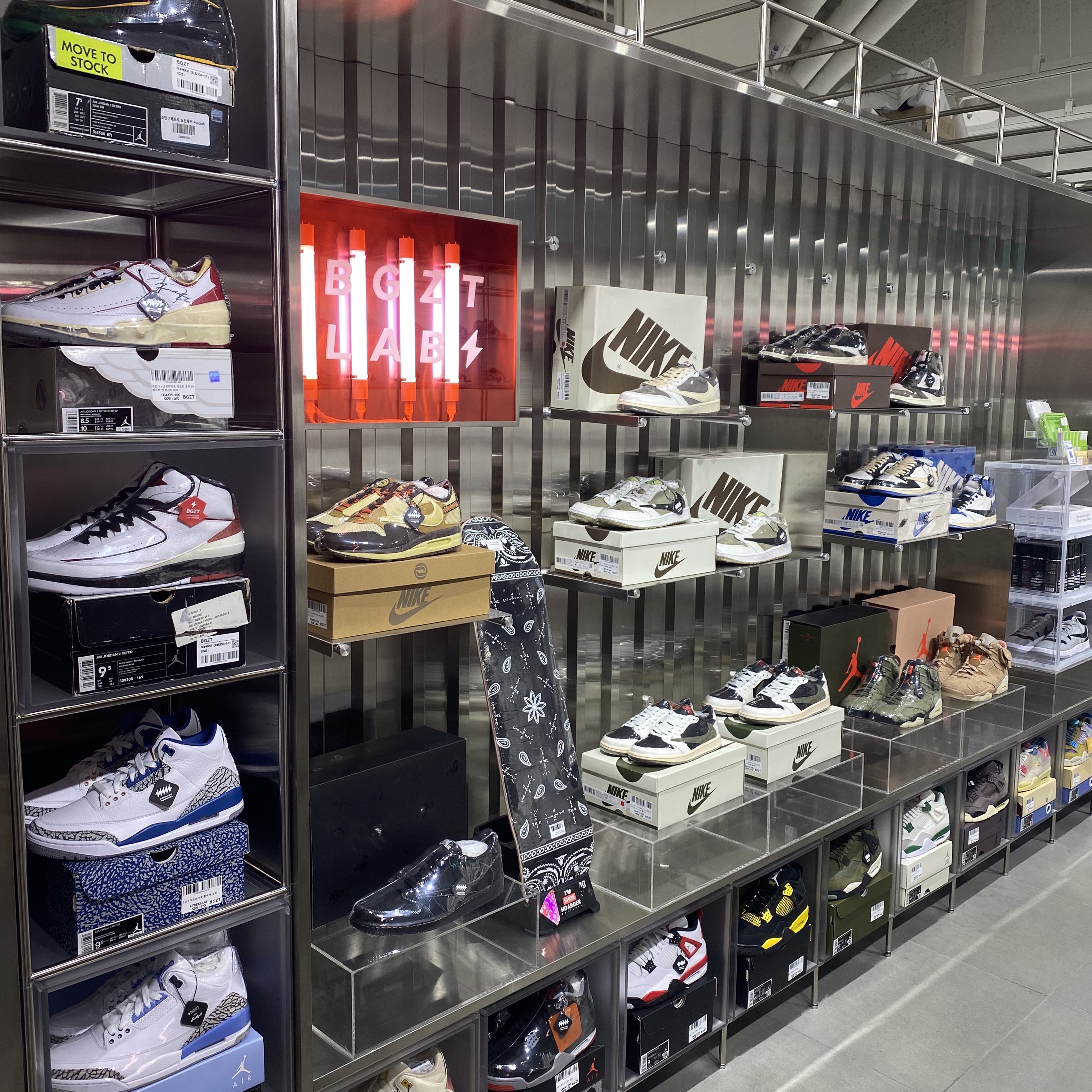 (W) Jordan 1 x Travis Scott Retro Low OG SP Medium Olive, Apple Watch Series 8 45mm GPS Midnight Aluminium Case with Sport Band Midnight (Korean Ver.) 착용 스타일 - 2