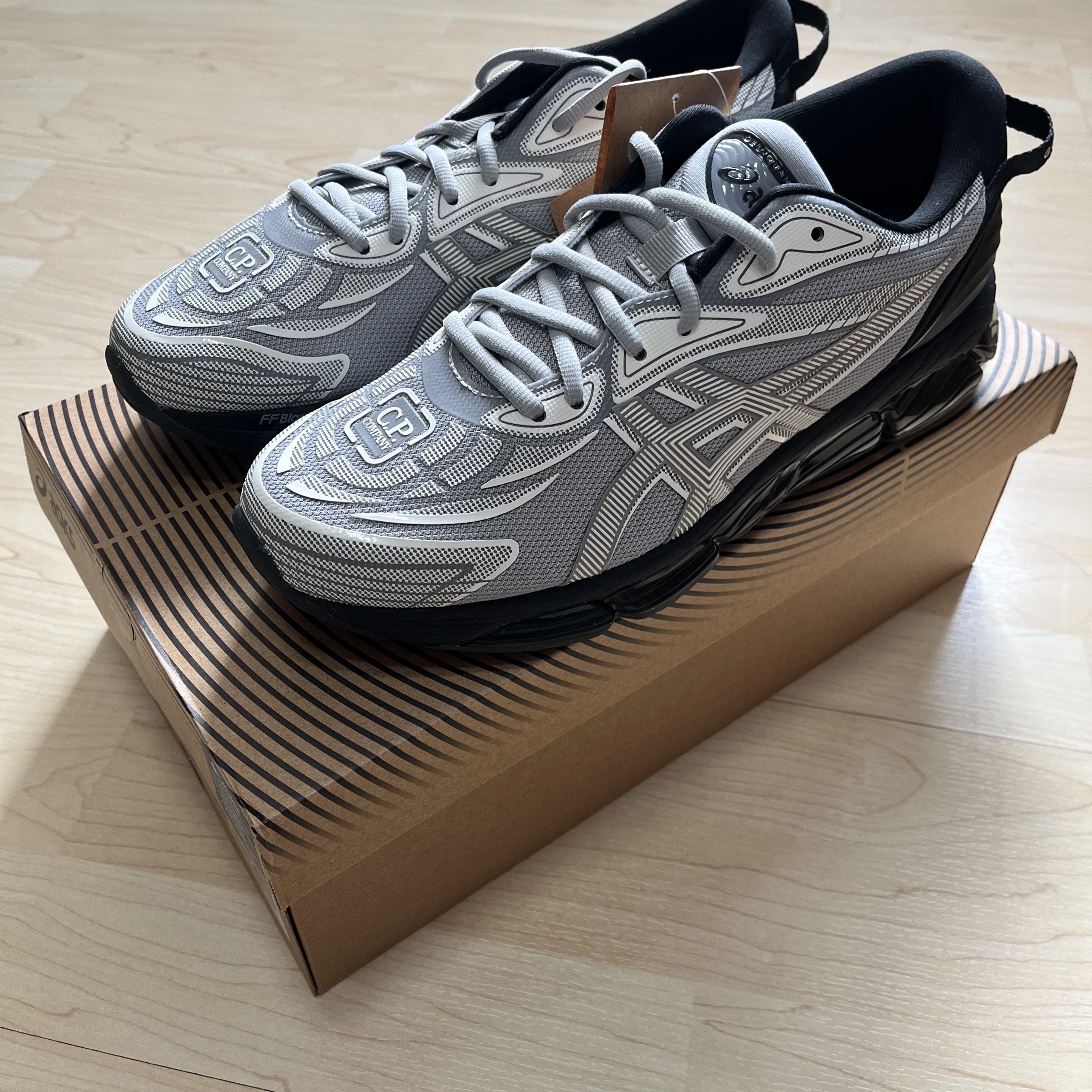 Asics x C.P. Company Gel-Quantum 360 VIII Cement Grey 착용 스타일 - 1