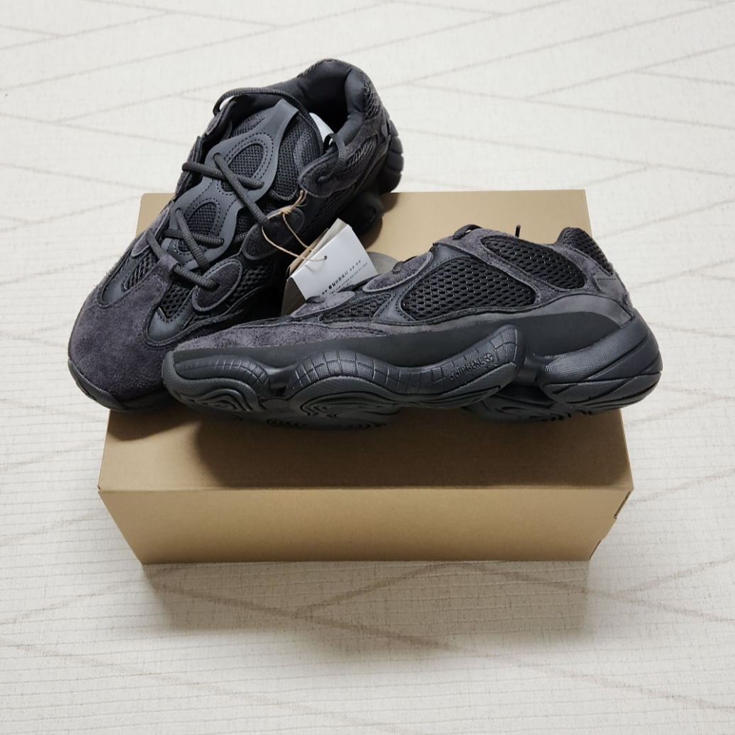 Adidas Yeezy 500 Utility Black 2022/2023 착용 스타일 - 2