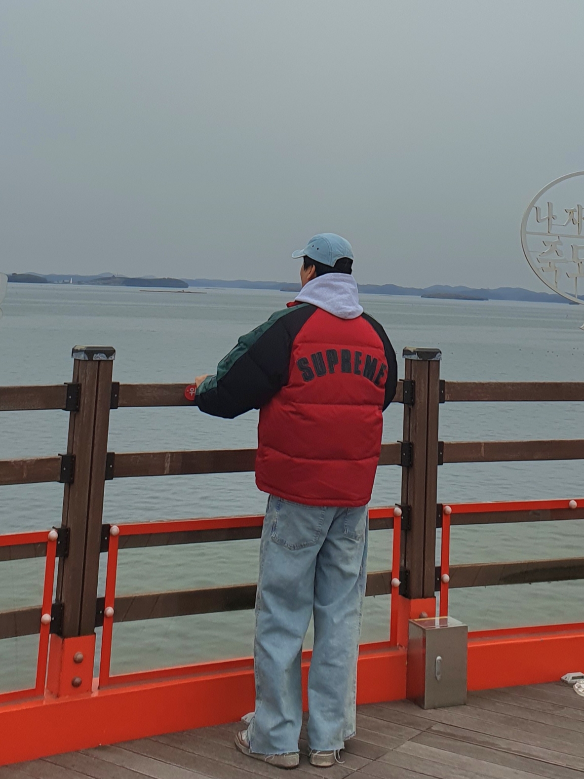 Supreme Star Sleeve Down Puffer Jacket Red - 23FW, Supreme Denim Camp Cap Washed Blue - 22FW 착용 스타일 - 3