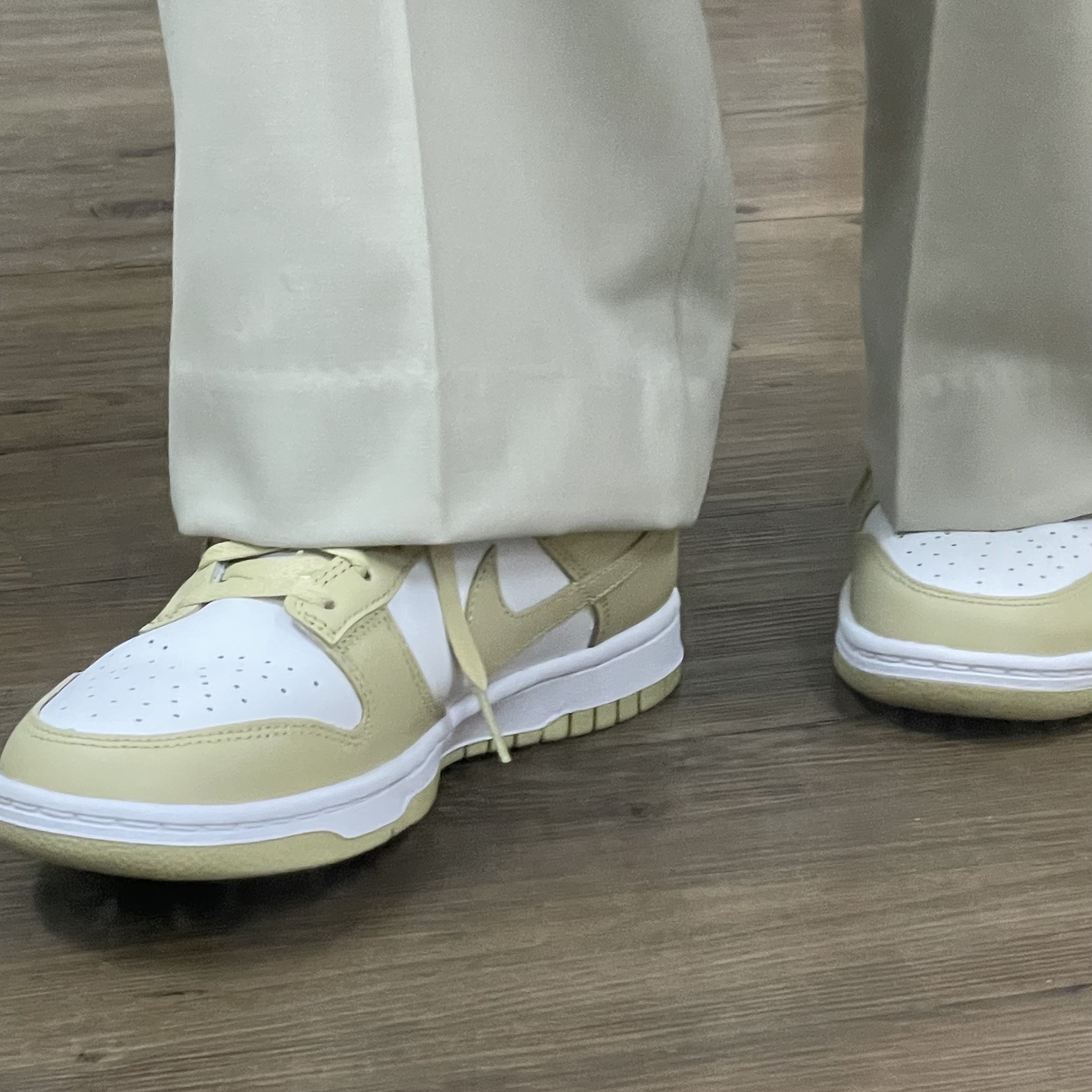 Nike Dunk Low Team Gold and White 착용 스타일