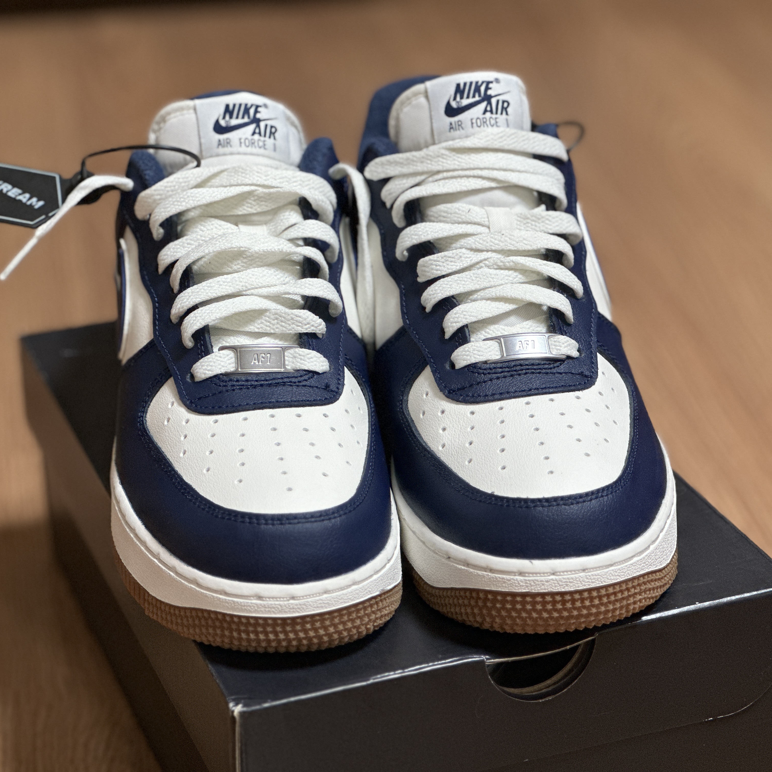 Nike Air Force 1 '07 LV8 Midnight Navy 착용 스타일 - 2