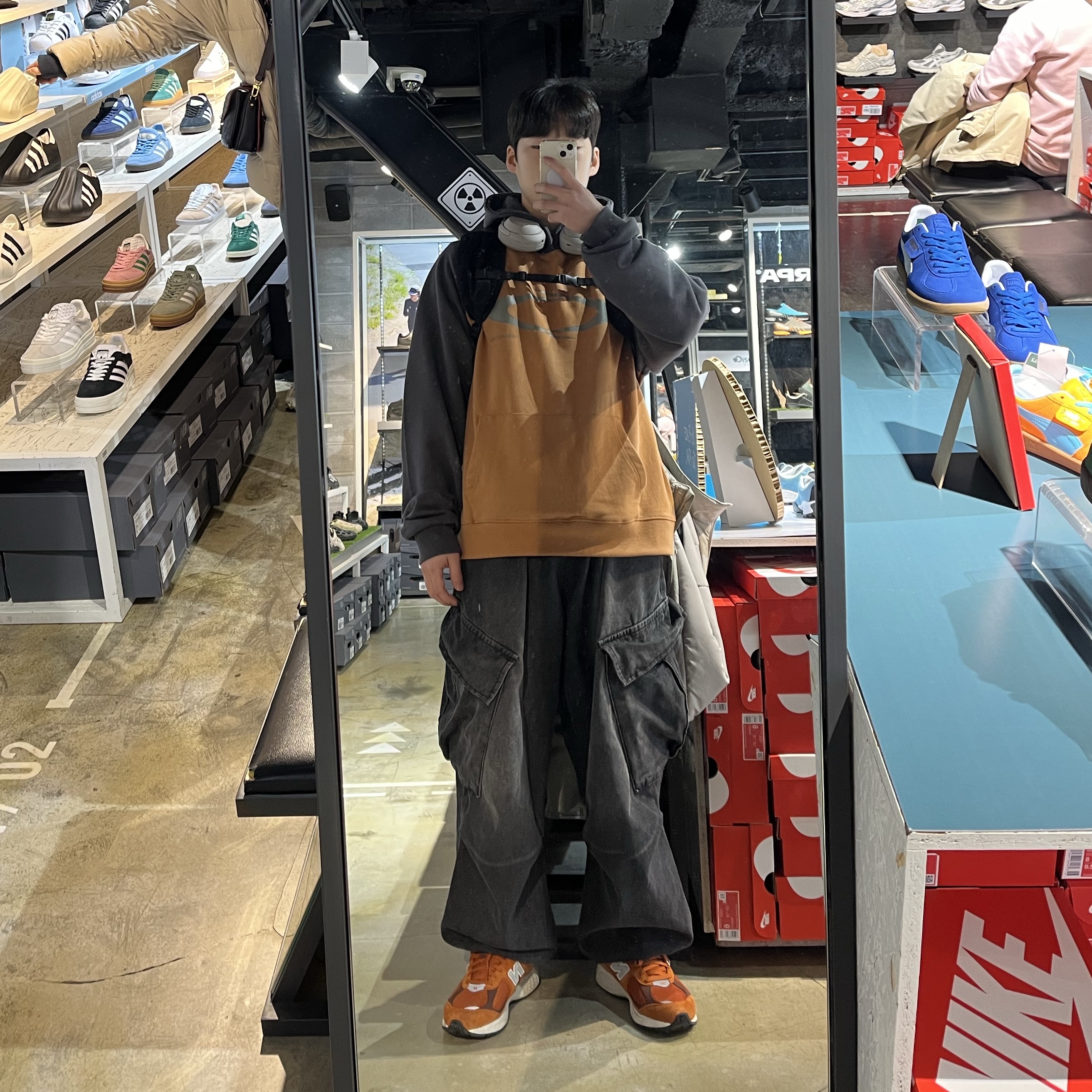 New Balance 2002R Protection Pack Vintage Orange 착용 스타일
