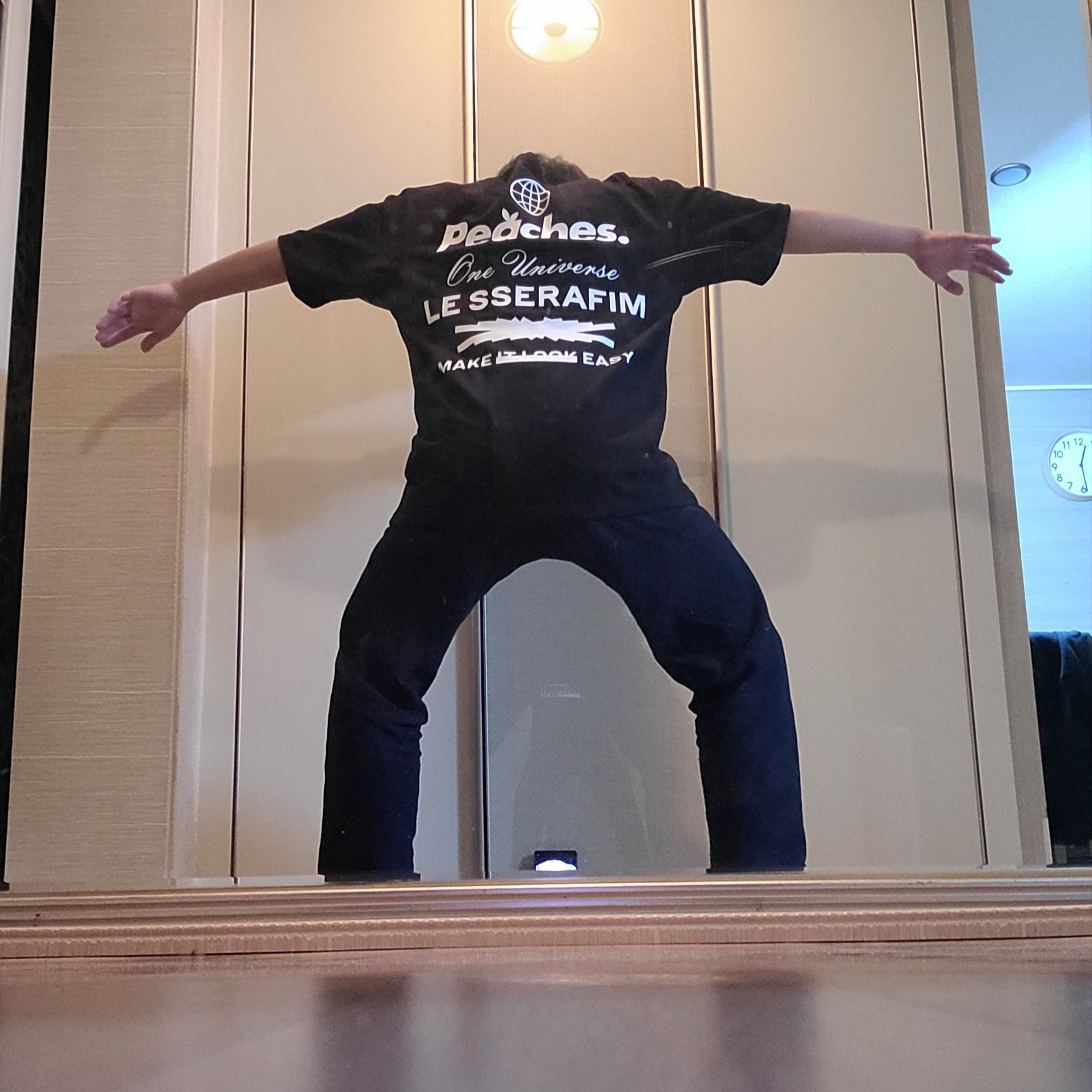 LE SSERAFIM x Peaches. Staple S/S T-Shirt Black 착용 스타일