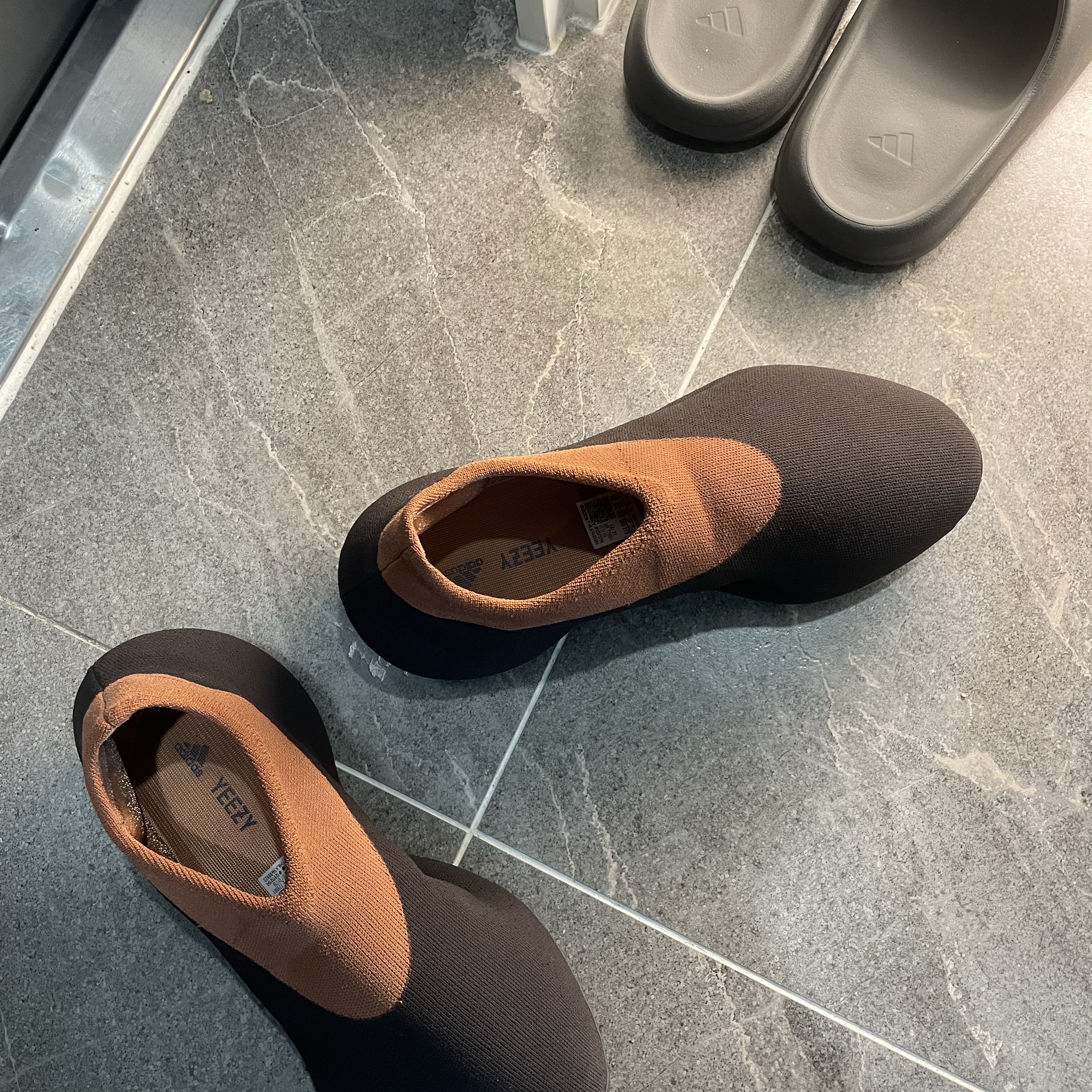 Apple AirPods Max Lightning Space Gray (Korean Ver.), Adidas Yeezy Knit RNR Stone Carbon 착용 스타일 - 2