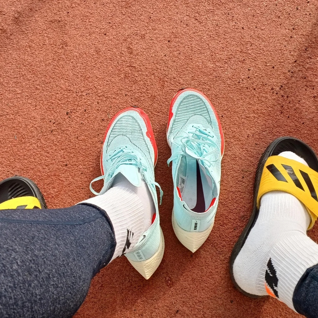 Nike ZoomX Vaporfly Next% 2 Glacier Blue, Nike ZoomX Vaporfly Next% 2 Black Flash Crimson 착용 스타일 - 1