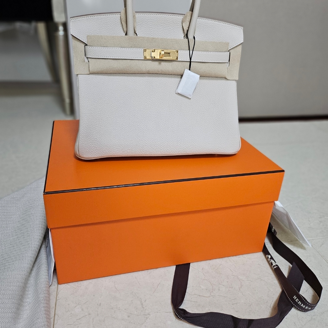 Hermes Birkin 30 Bag Togo & Gold Craie 착용 스타일 - 2
