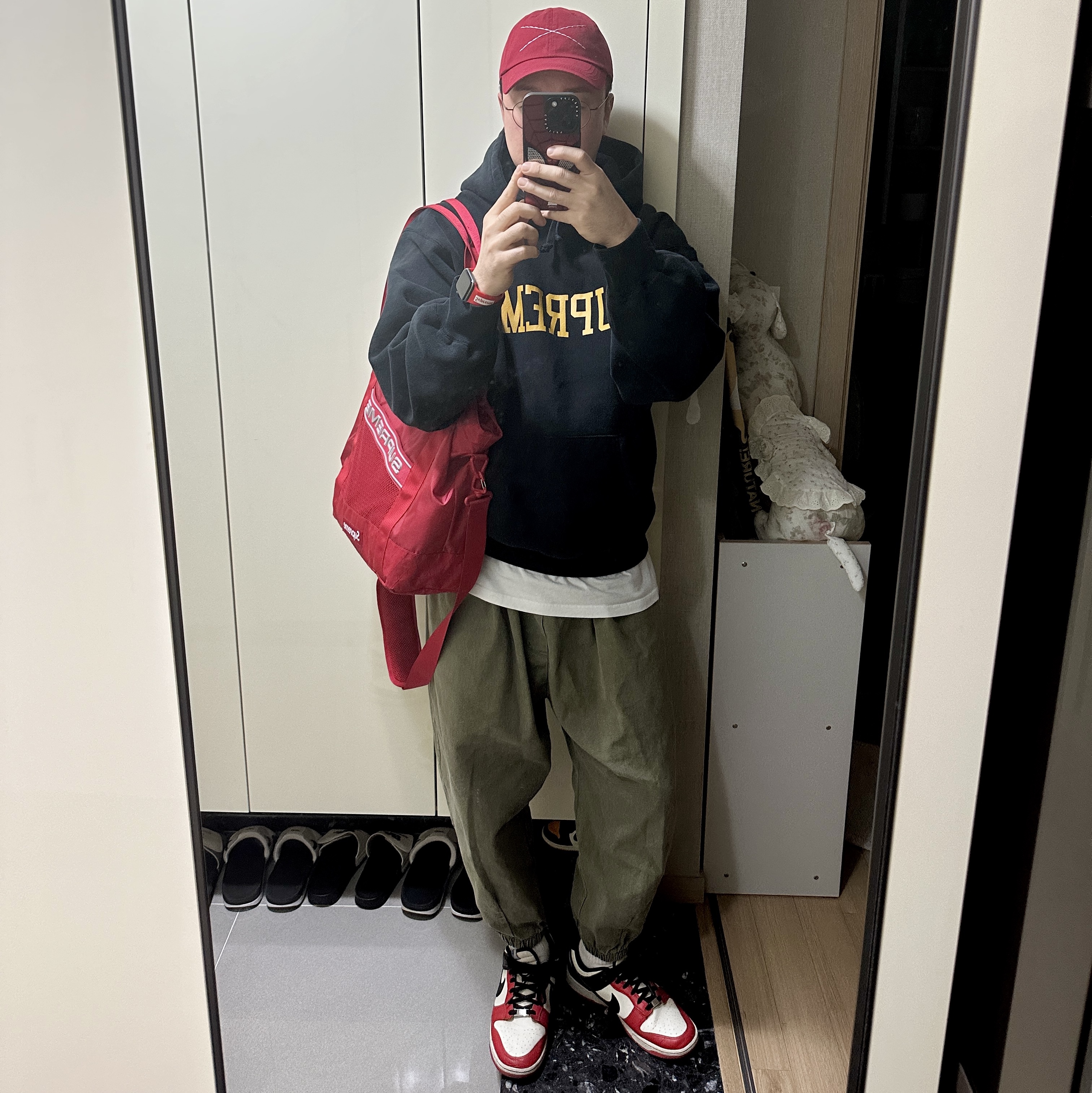 True Religion X Stitch Cap Red, Supreme Varsity Hooded Sweatshirt Black - 23FW 착용 스타일