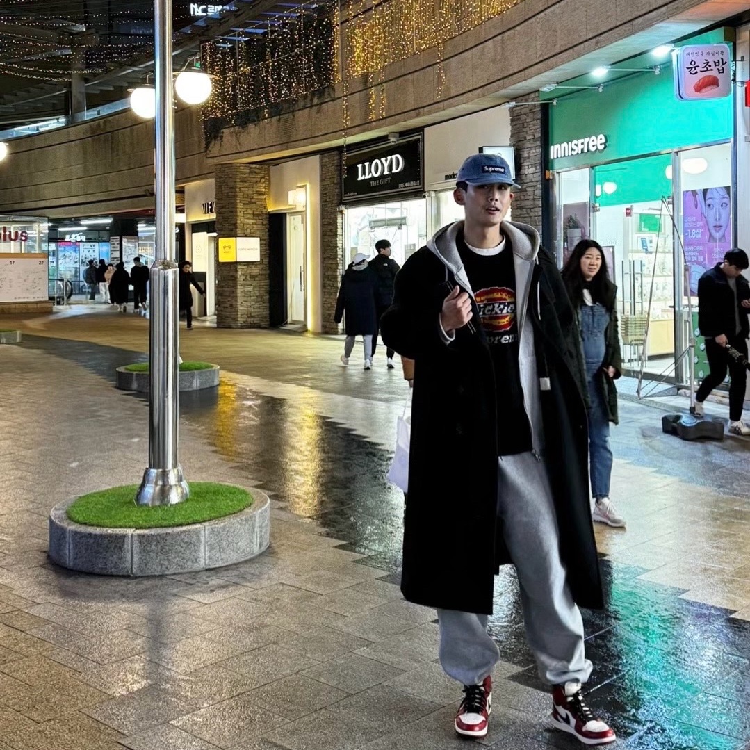 Supreme x Dickies Sweater Black - 22FW, Jordan 1 Retro High OG Chicago 2022 착용 스타일 - 1