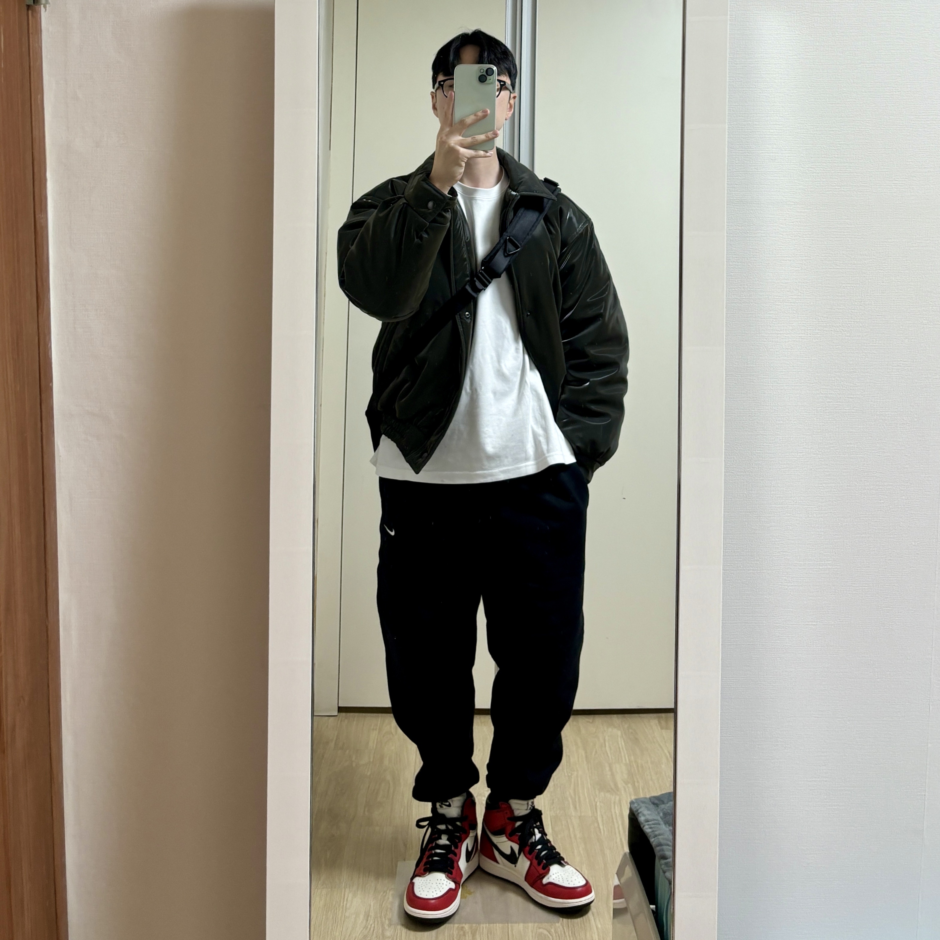 Jordan 1 Retro High OG Defiant SB LA to Chicago, BY RANG Glitter Padded Bomber Jacket Grey 착용 스타일 - 1
