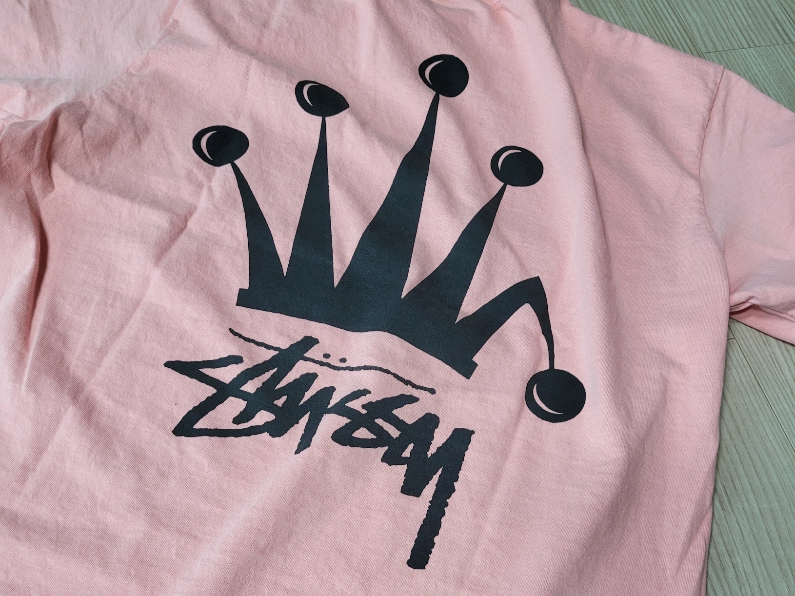 Stussy Regal Crown Pigment Dyed T-Shirt Coral 착용 스타일 - 2