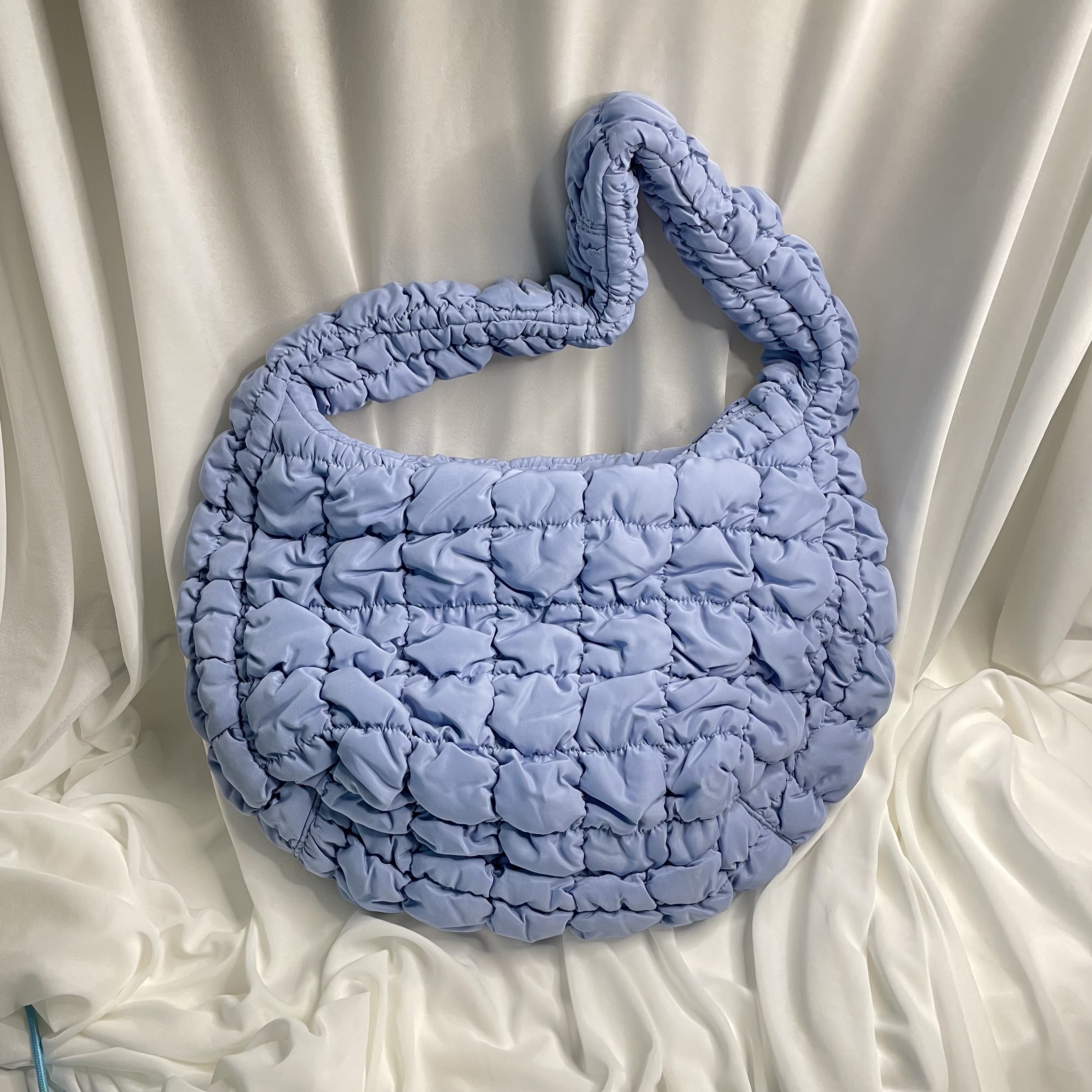 COS Quilted Mini Bag Light Blue 착용 스타일 - 3