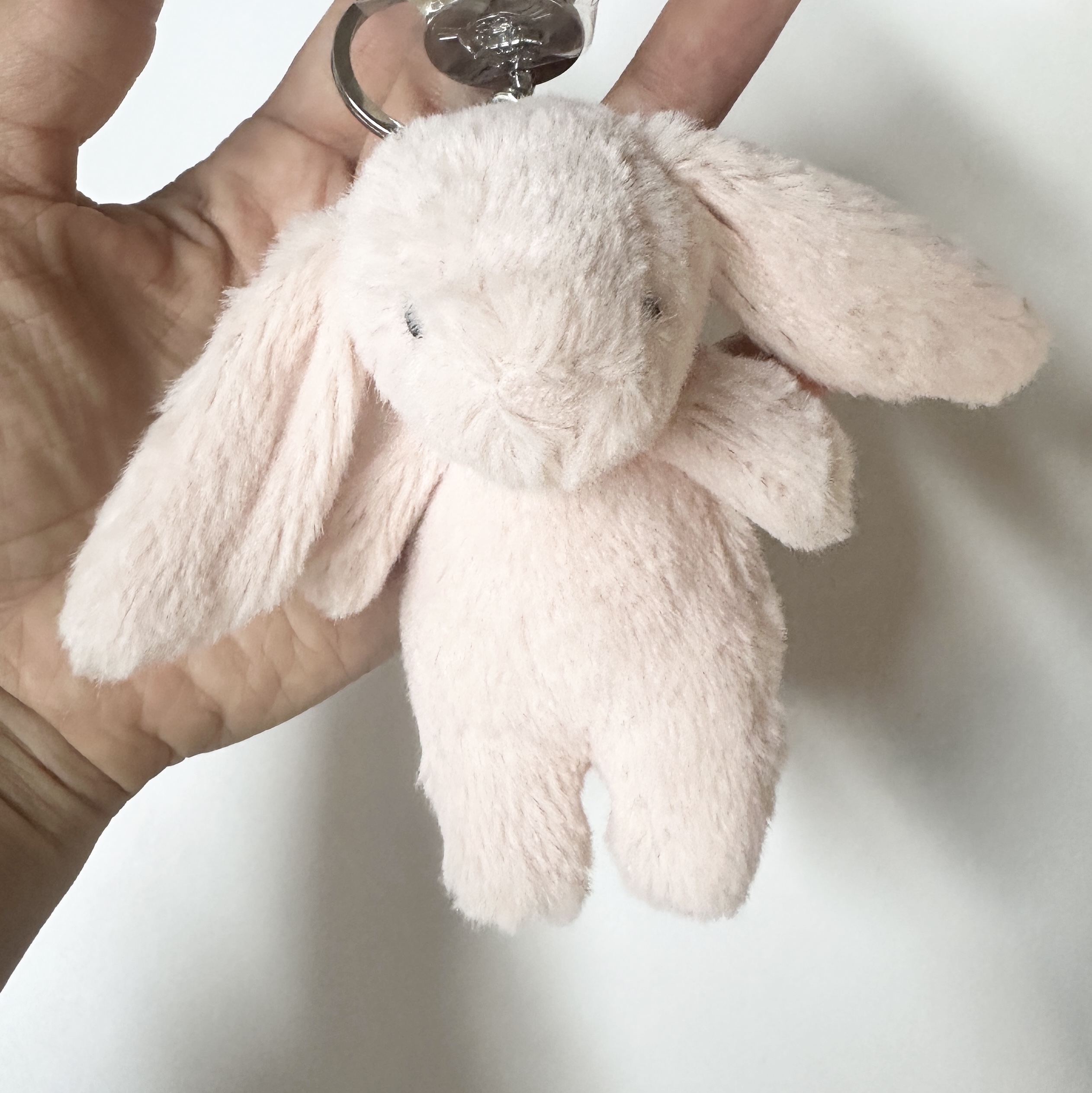 Jellycat Bashful Bunny Bag Charm Blush 착용 스타일