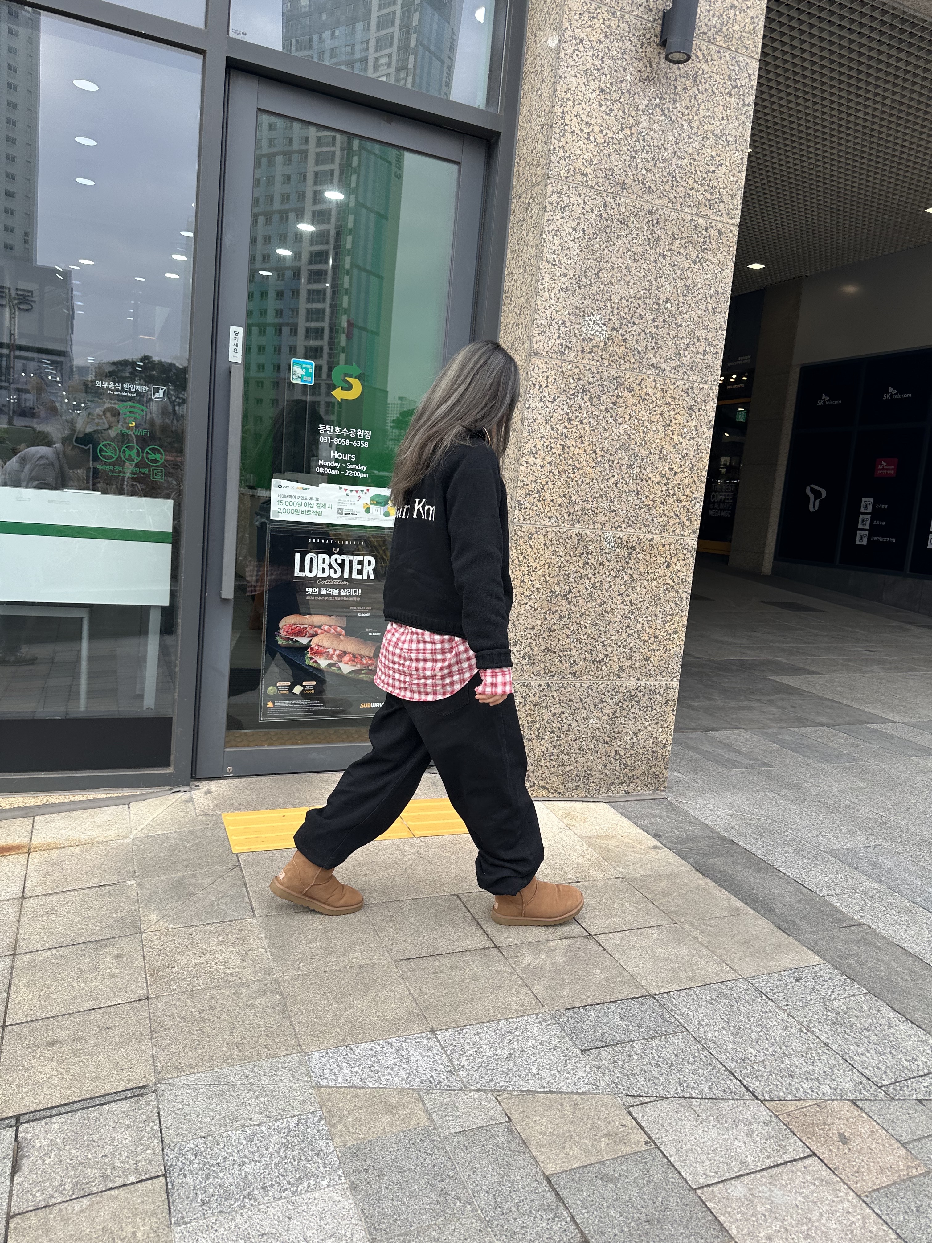 (W) UGG Classic Mini II Boots Chestnut, Karactor Dipper Logo Hoodie Deep Red 착용 스타일 - 4