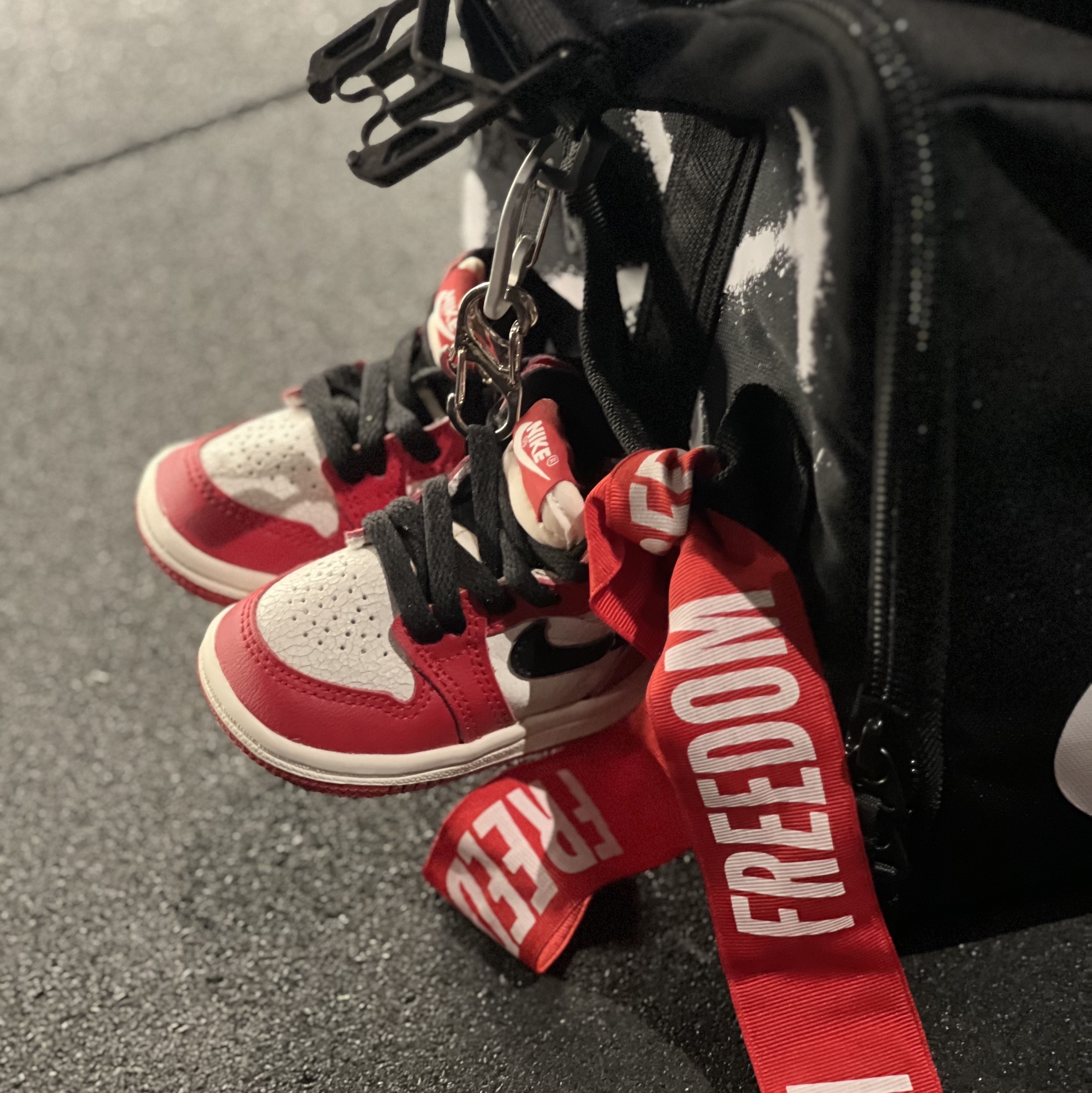Nike x Off-White Duffle Bag Black, Nike x Off-White Duffle Bag Yellow 착용 스타일 - 5