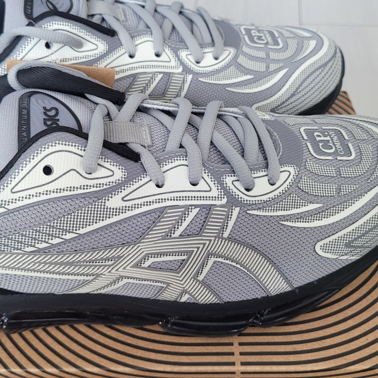 Asics x C.P. Company Gel-Quantum 360 VIII Cement Grey 착용 스타일 - 5