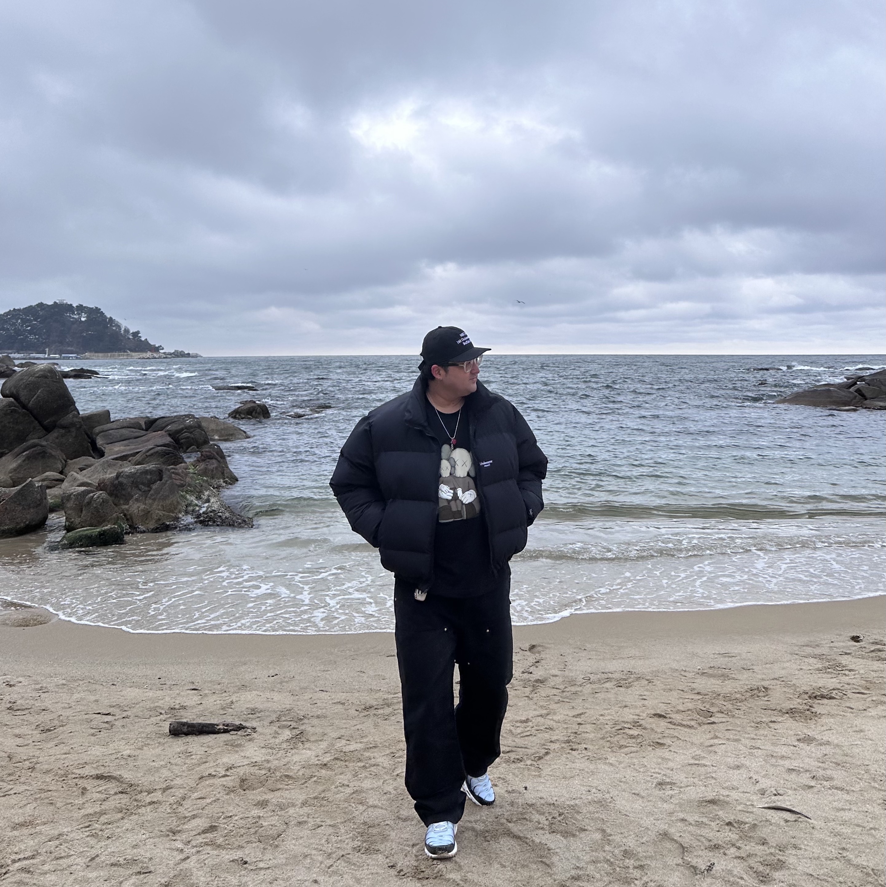 Gentle Monster x Maison Margiela MM011 Clear Black Gradient, Undermycar Mu.15 Anti Fxxking Logo Play Triple Logo Crop Padding Jacket Black 착용 스타일 - 5