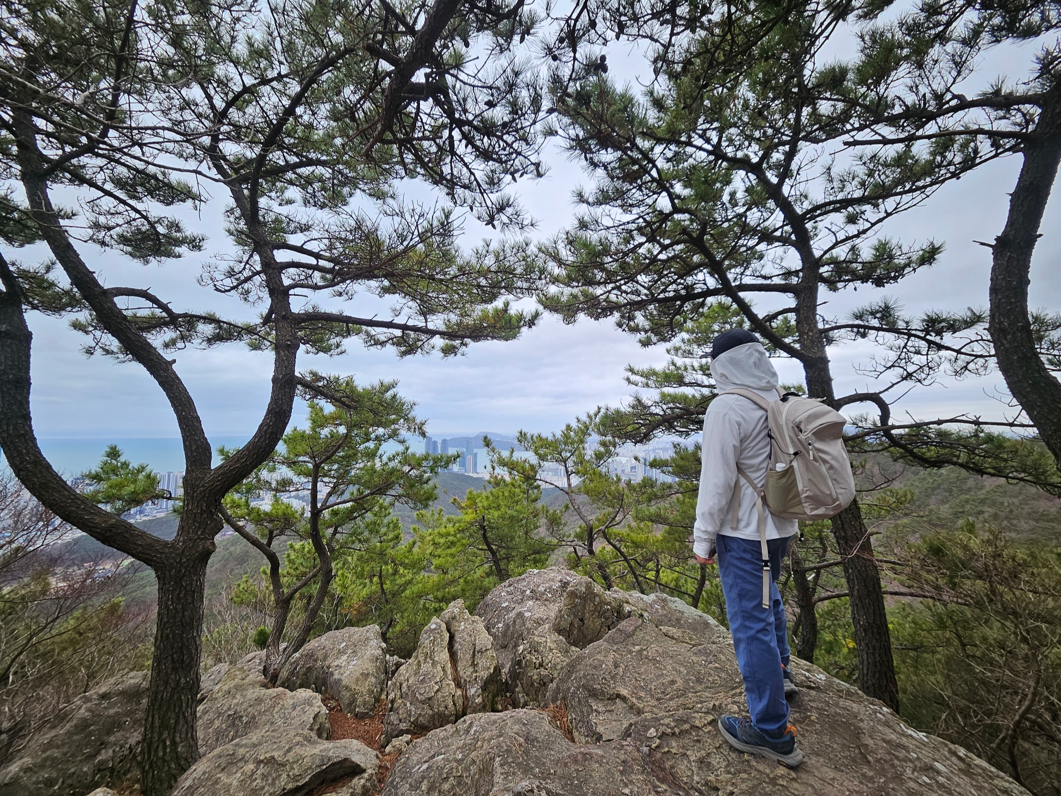 Nike ACG Dri-Fit ADV Lava Tree UV Hoodie Summit White - Asia, Nike ACG Trail Pants Diffused Blue - Asia 착용 스타일