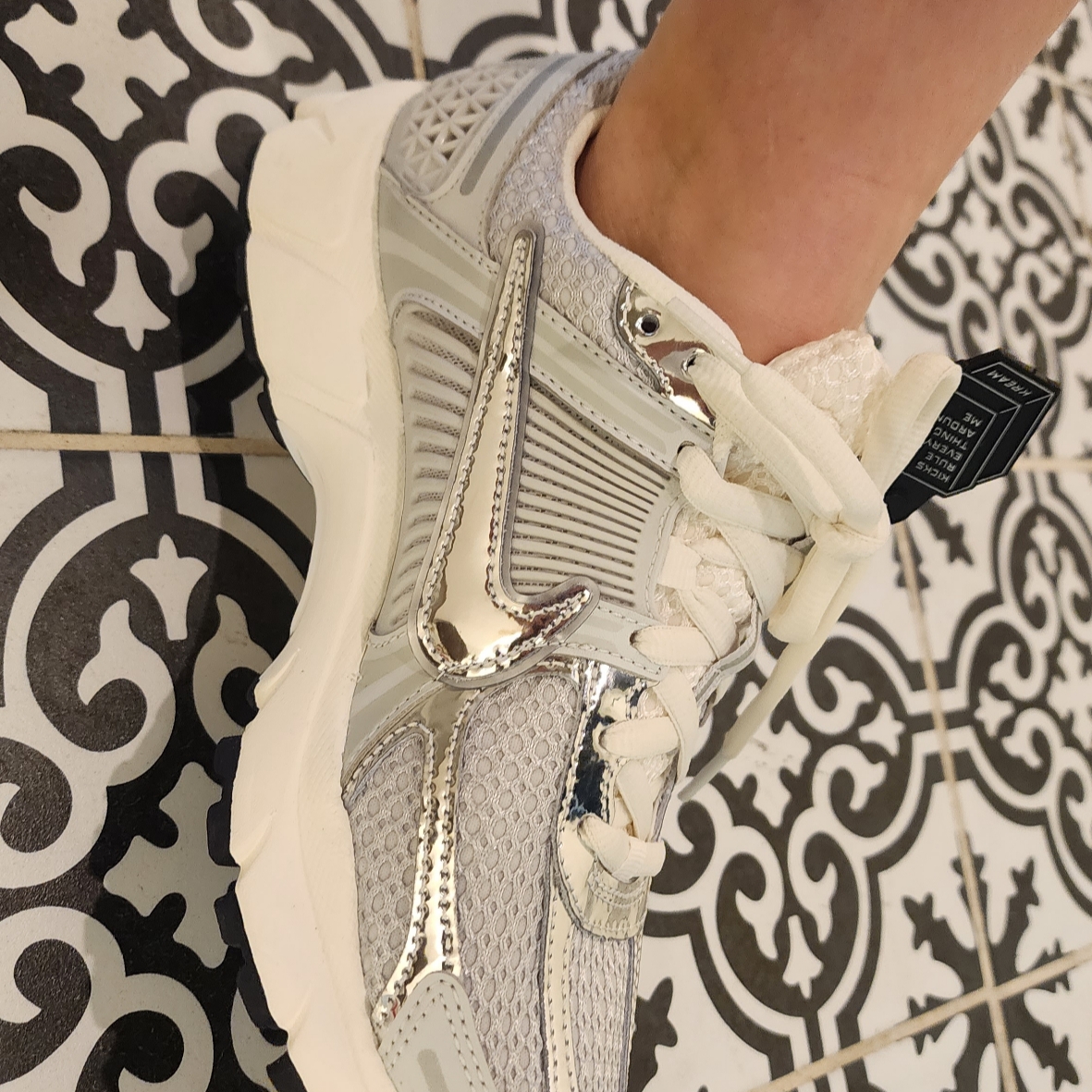 (W) Nike Zoom Vomero 5 Photon Dust and Metallic Silver 착용 스타일