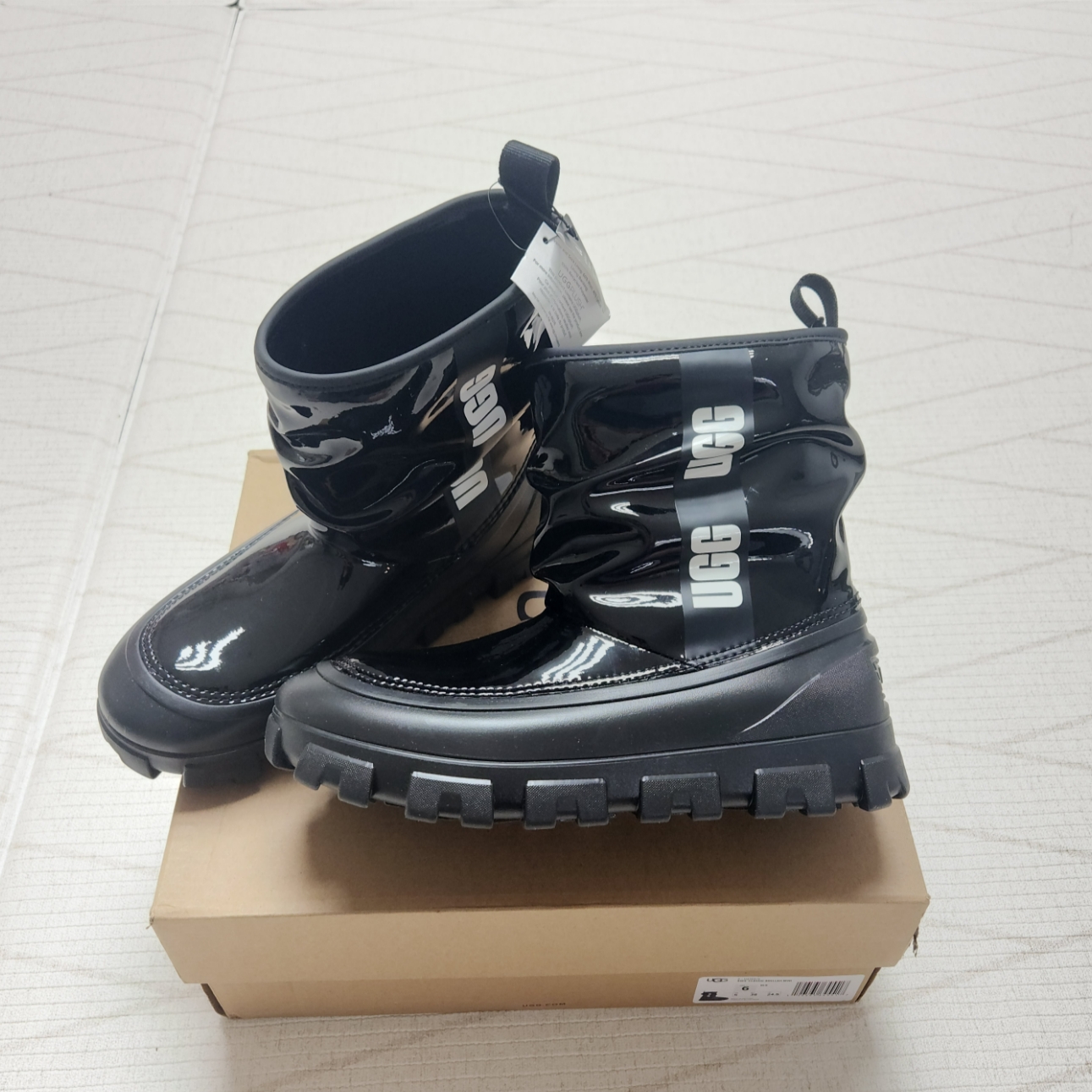 (Kids) UGG Classic Brellah Mini Boot Black 착용 스타일 - 1