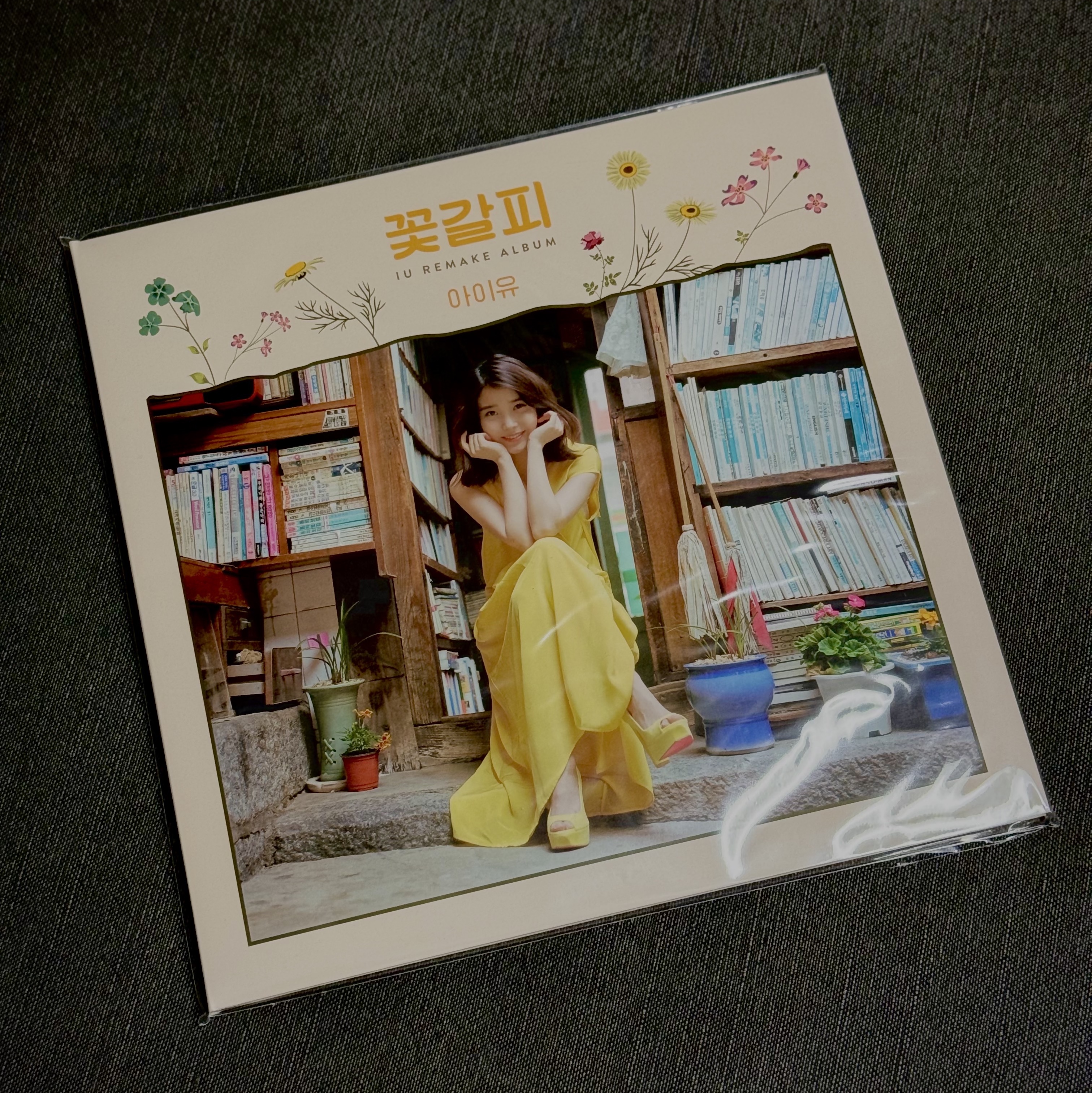 IU Remake Album A Flower Bookmark (Edam Ver.) LP 착용 스타일