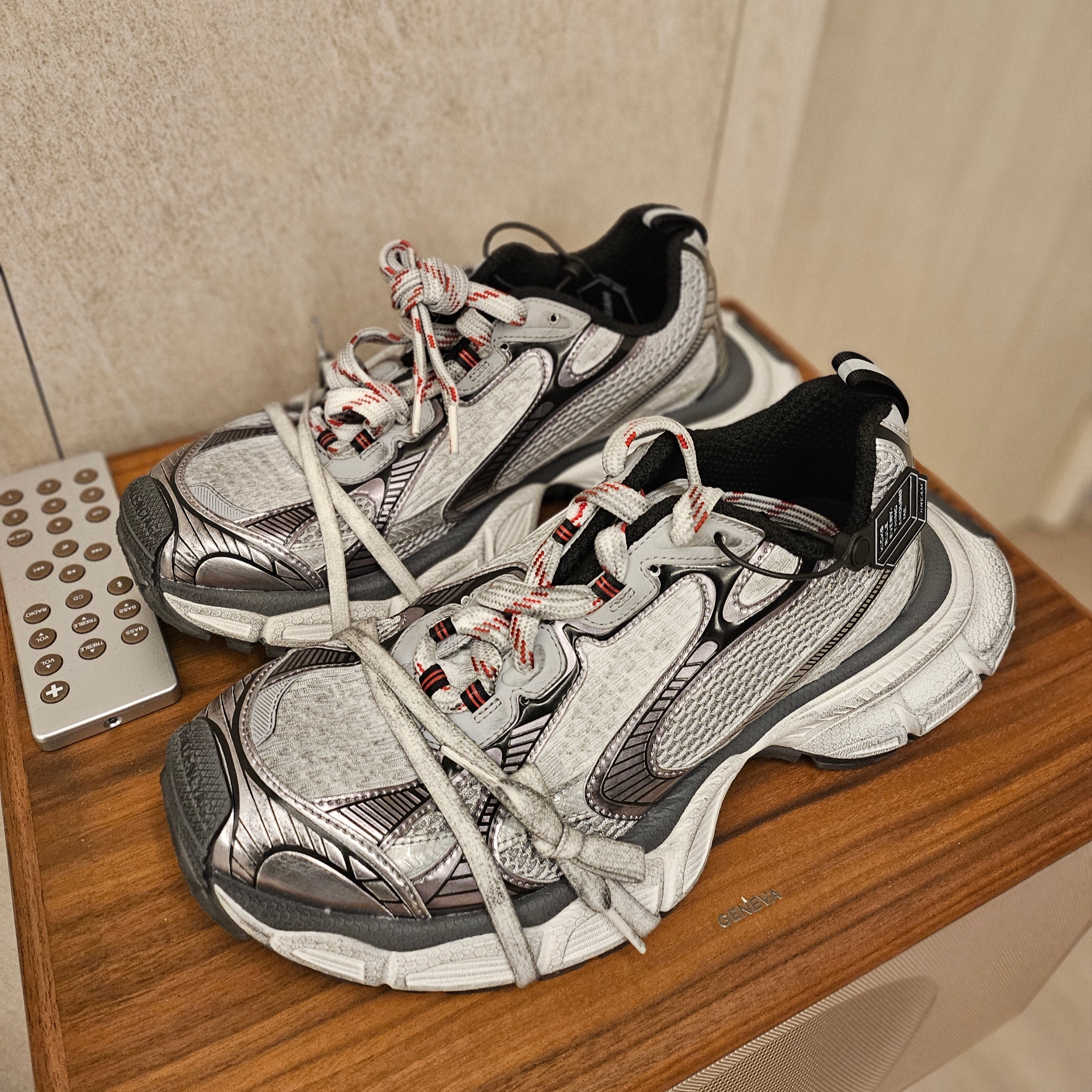 Balenciaga 3XL Sneakers Grey White Red 착용 스타일