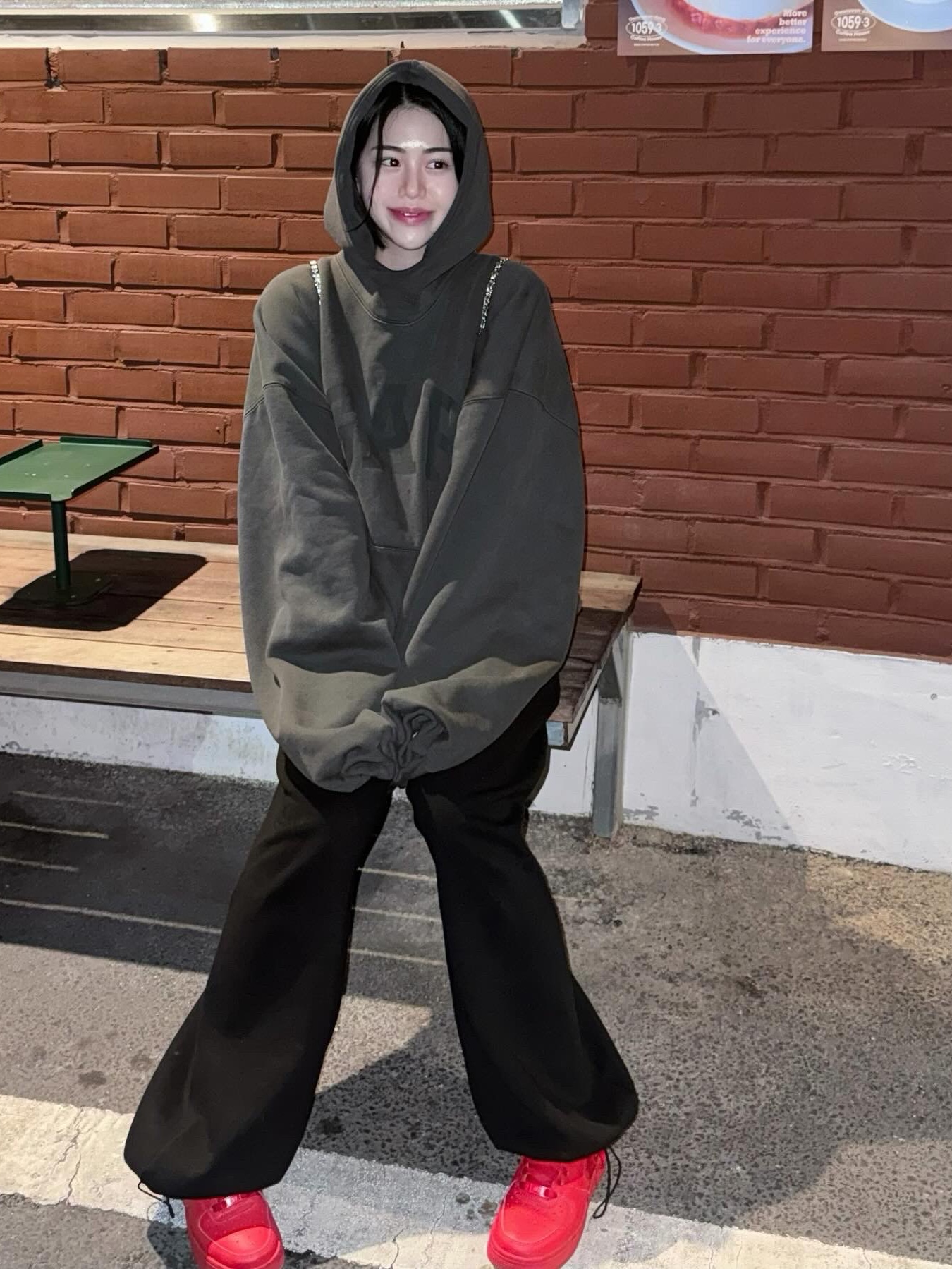 Yeezy Gap Engineered By Balenciaga Dove Hoodie Black, Nike Air Force 1 '07 LV8 Low 1 Triple Red 착용 스타일 - 1